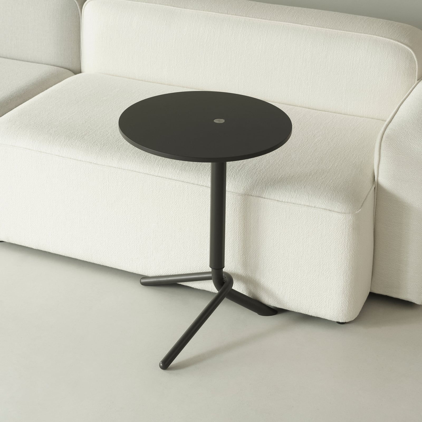 Sivupöytä Lift, tummanruskea, teräs, MDF, korkeus 56,5 cm – Normann Copenhagen Sivupöytä Lift, tummanruskea, teräs, MDF, korkeus 56,5 cm – Normann Copenhagen