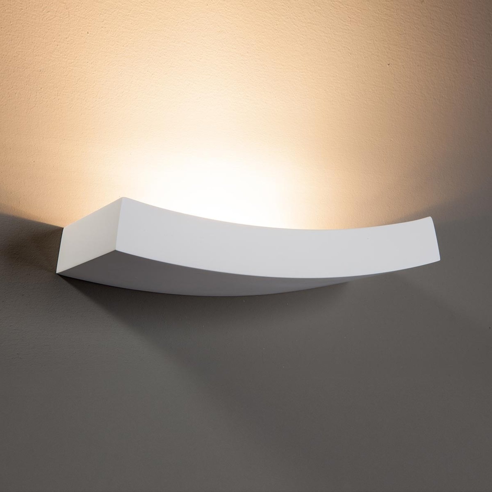 Leander slightly curved and paintable wall light