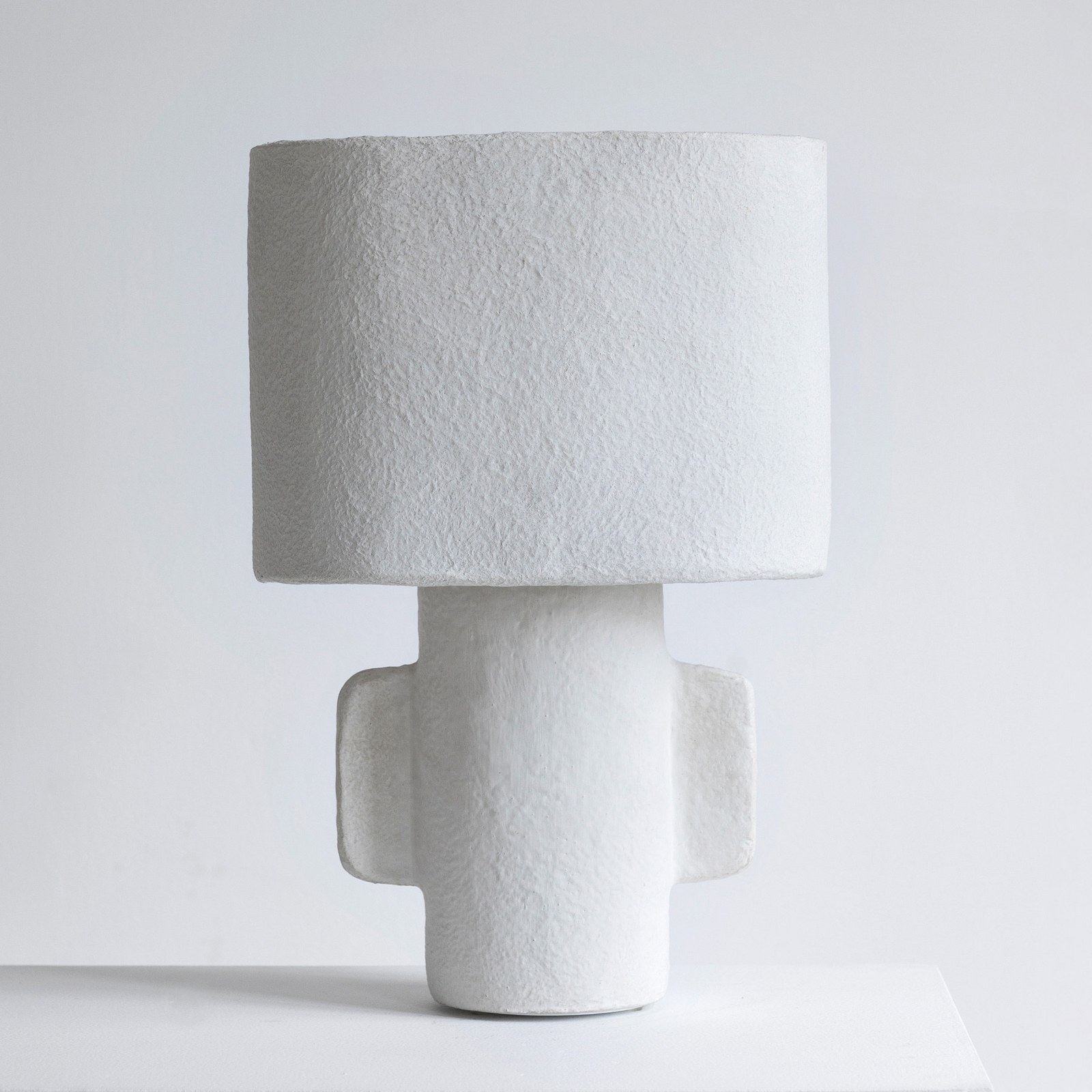 01 M WHITE EARTH bordlampe, hvid, papmaché, højde 54 cm, E27 – Serax