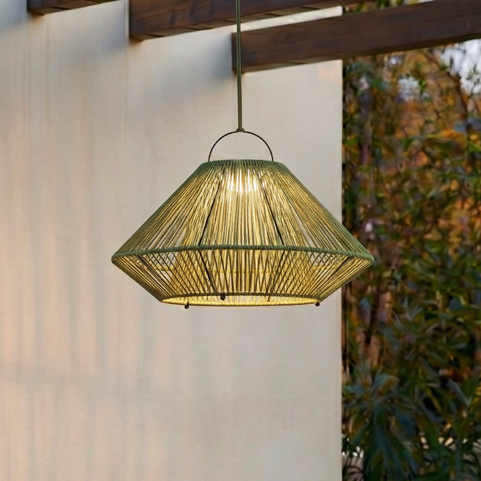 Austas LED-solcellslampa f&ouml;r upph&auml;ngning, &Oslash; 50 cm, gr&ouml;n, USB, IP54 &ndash; Lindby - Balkong - Modern - Plast - Med en ljusk&auml;lla