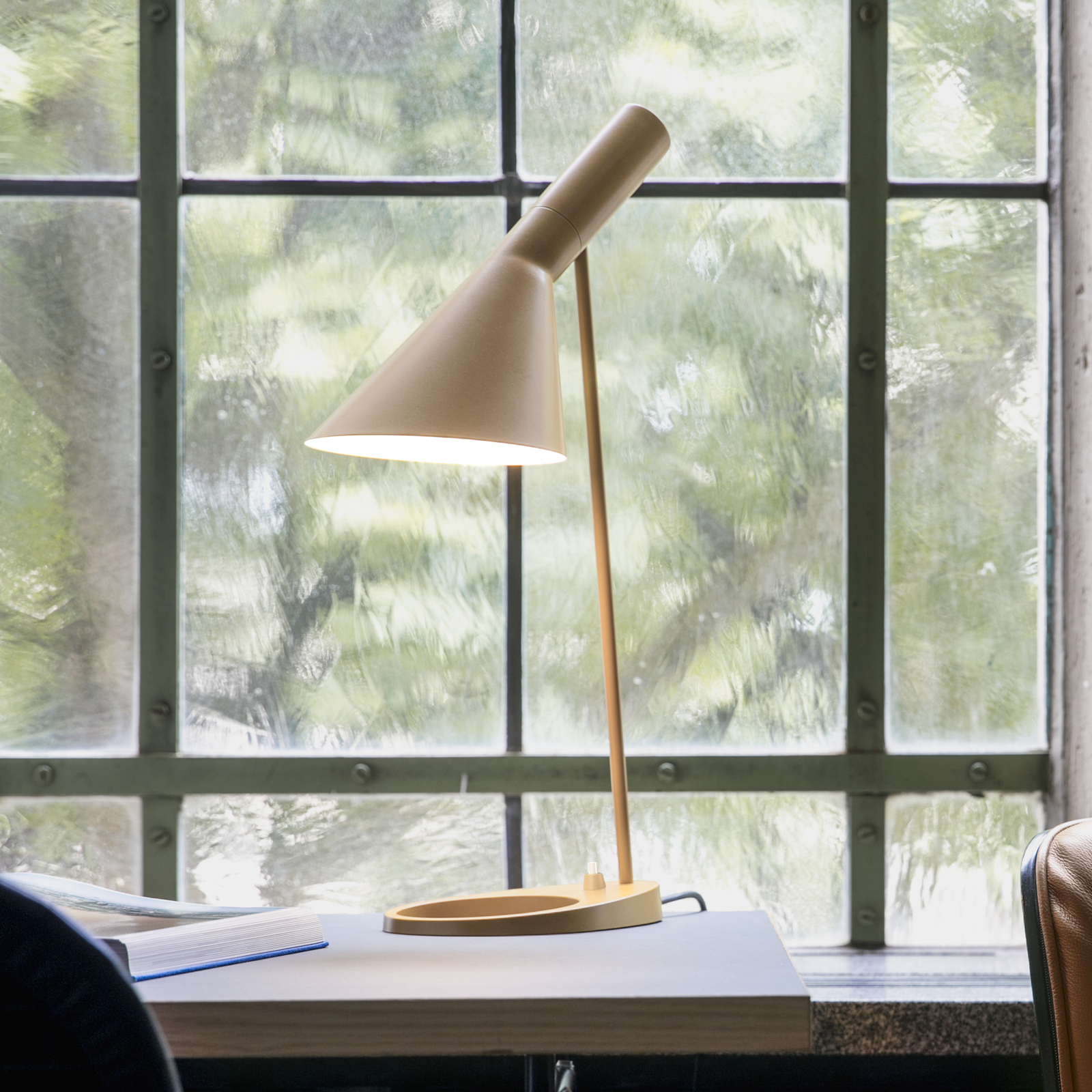 Louis Poulsen AJ dizajnerska stolna lampa pijesak