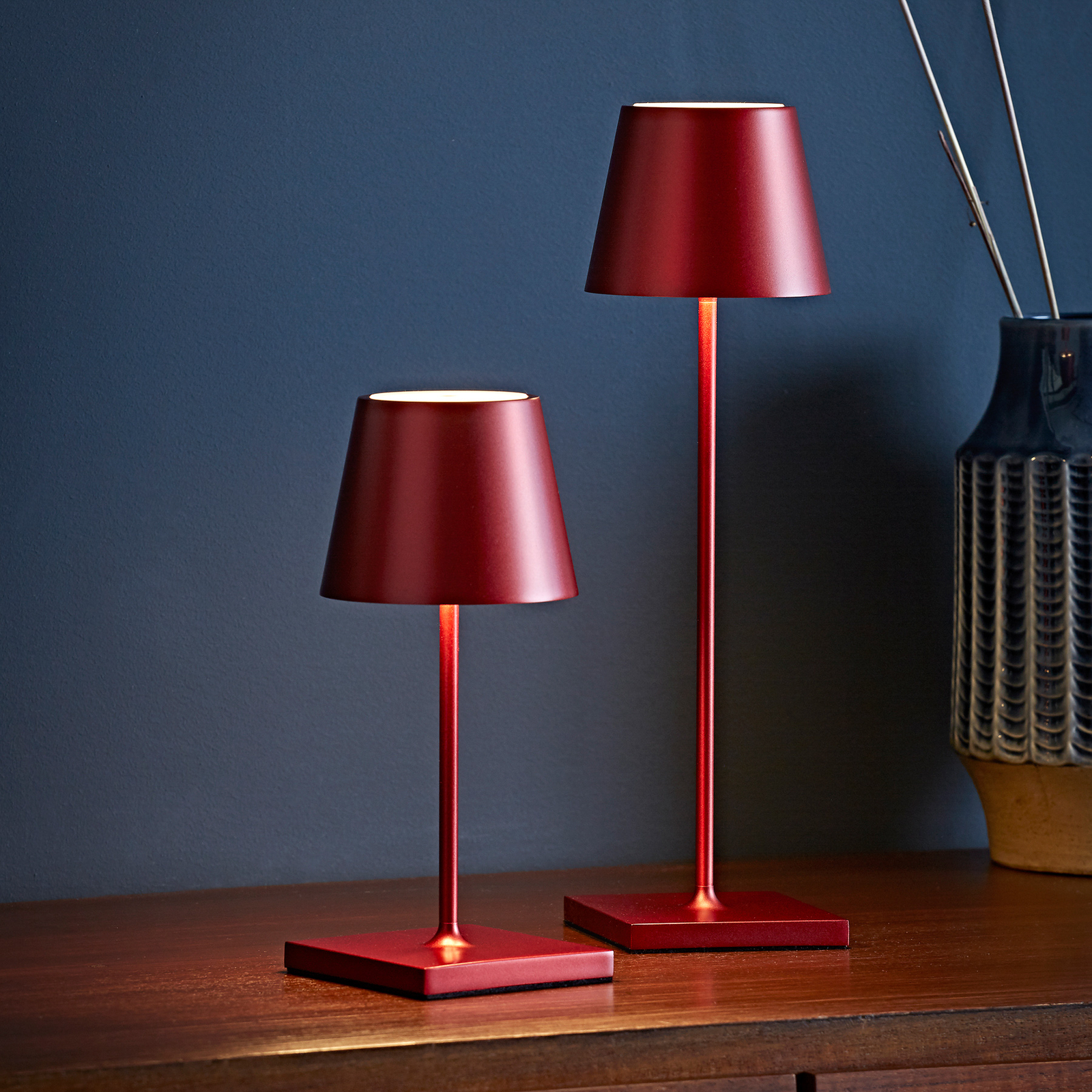 Nuindie mini 25 cm vyšninės raudonos spalvos LED įkraunama stalinė lempa