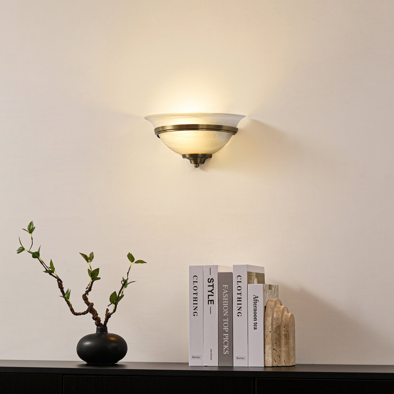 Lindby applique Irimia, 31 cm, ottone anticato, vetro