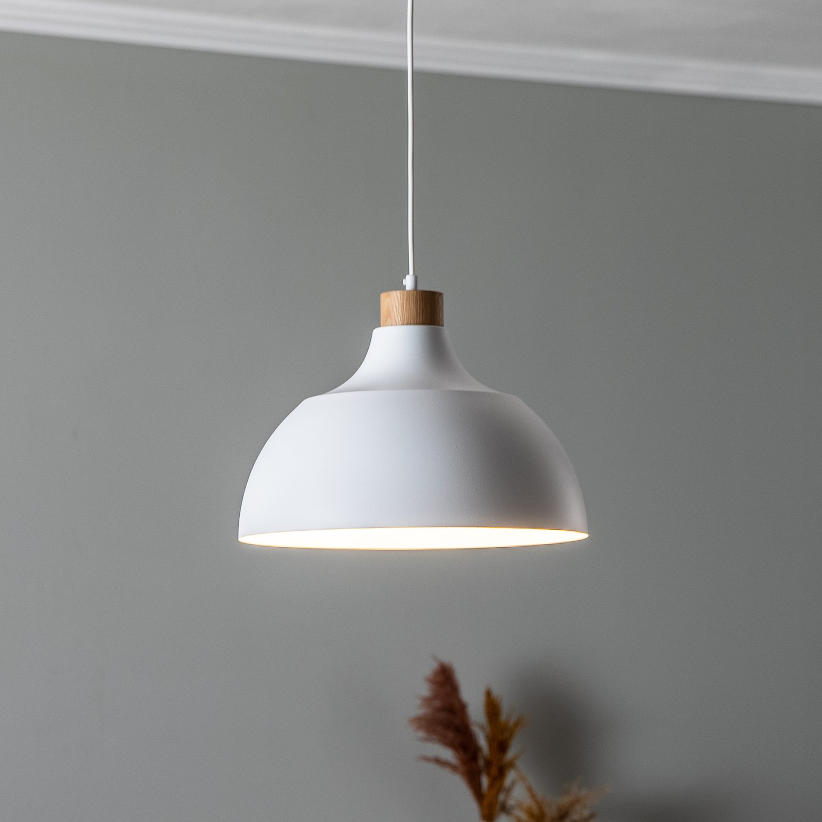 Envostar lámpara colgante Kaitt, detalle madera, Ø 34 cm, blanco