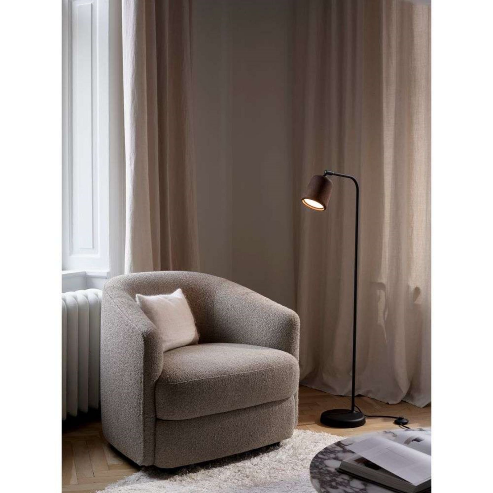 NEW WORKS Gulvlampe Material Gulvlampe, brun/svart