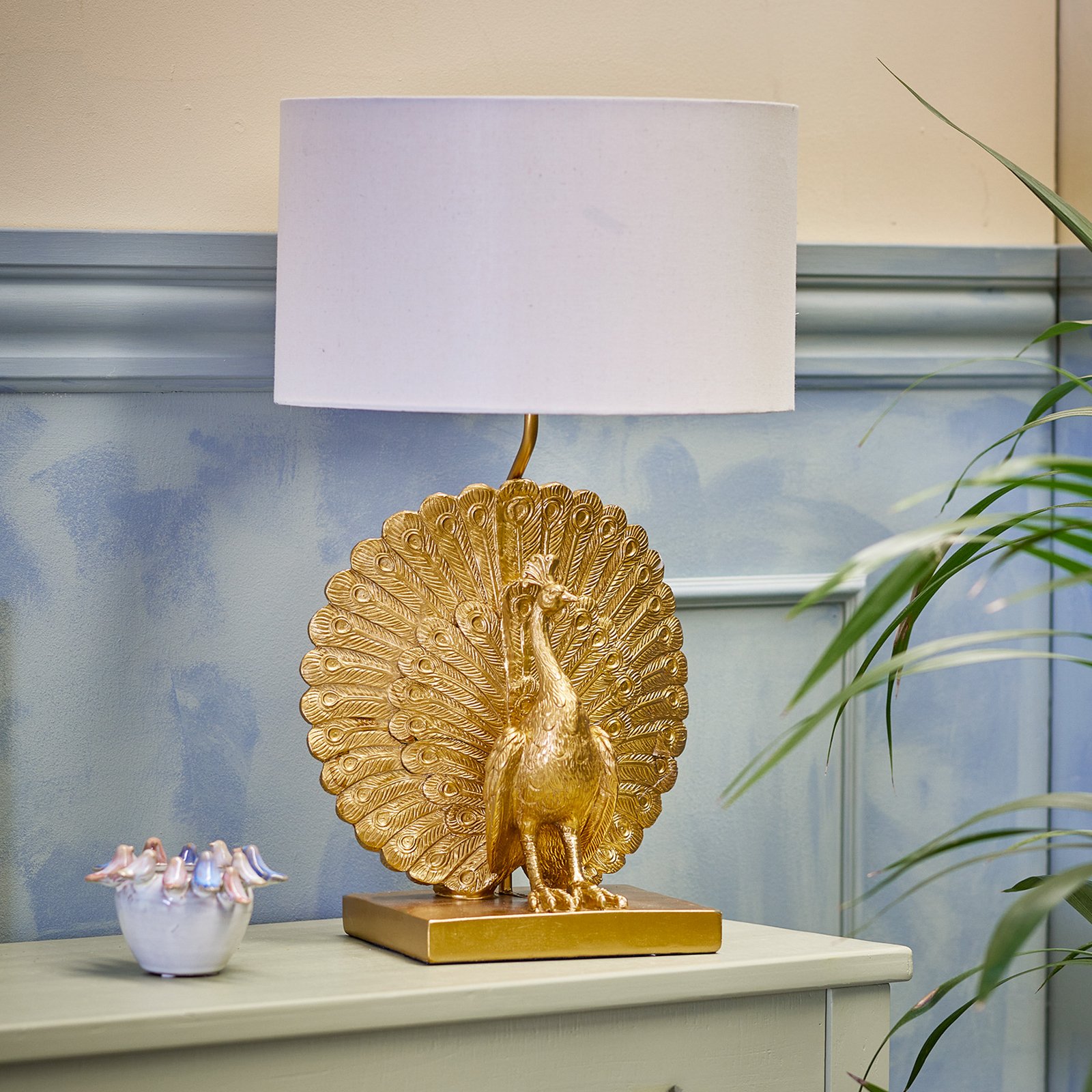 Lampa stołowa Peacock, poliresina, złota, biała - BLOOMINGVILLE Lampa stołowa Peacock, poliresina, złota, biała - BLOOMINGVILLE