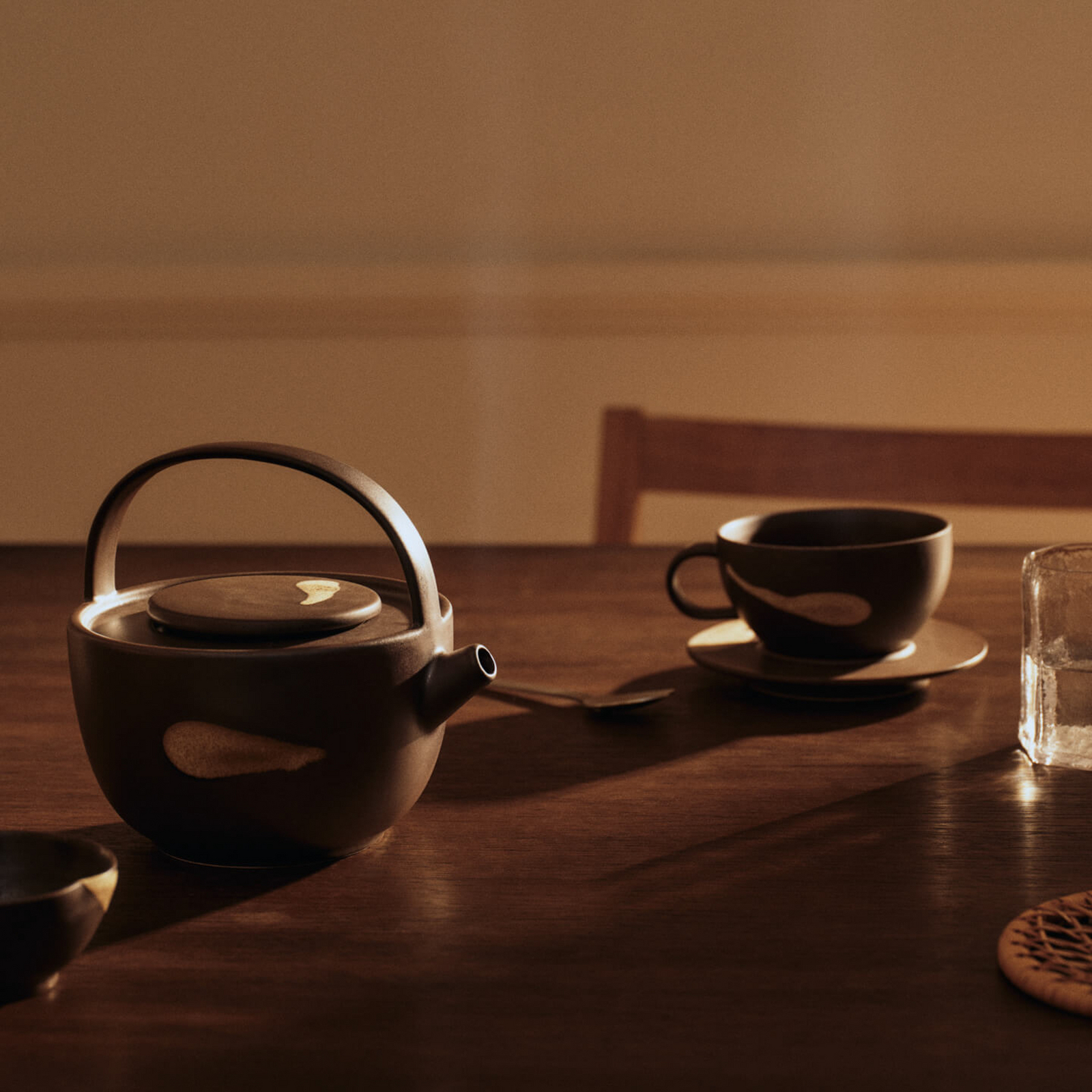 Koyo teapot, dark brown, 0.85 litres, stoneware - ferm LIVING