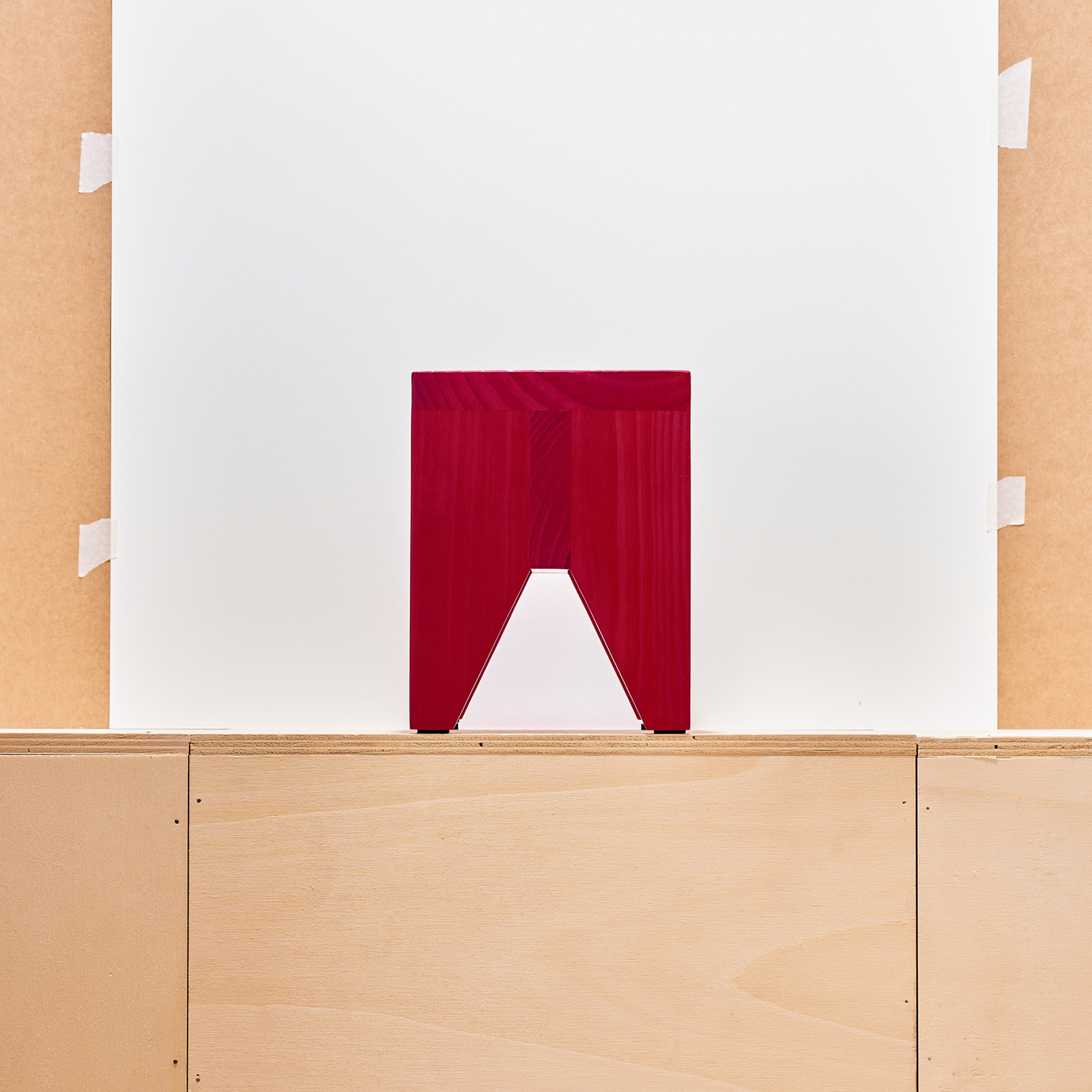 Manolito stolička, borovicové drevo červené, 30 x 20 x 25 cm - HAY