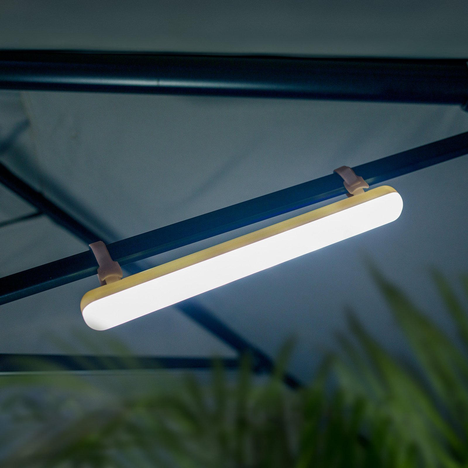 Newgarden LED-Akku-Leuchte Banana, IP54, RGBW, Sonnenschirme