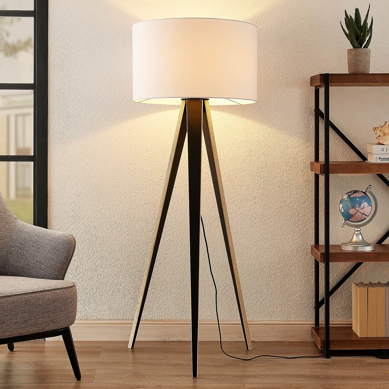 Bodhi Cylinder Tripod Golvlampa White Lucande - Vardagsrum - Skandinavisk - Tyg / textil - Med lampsk&auml;rm