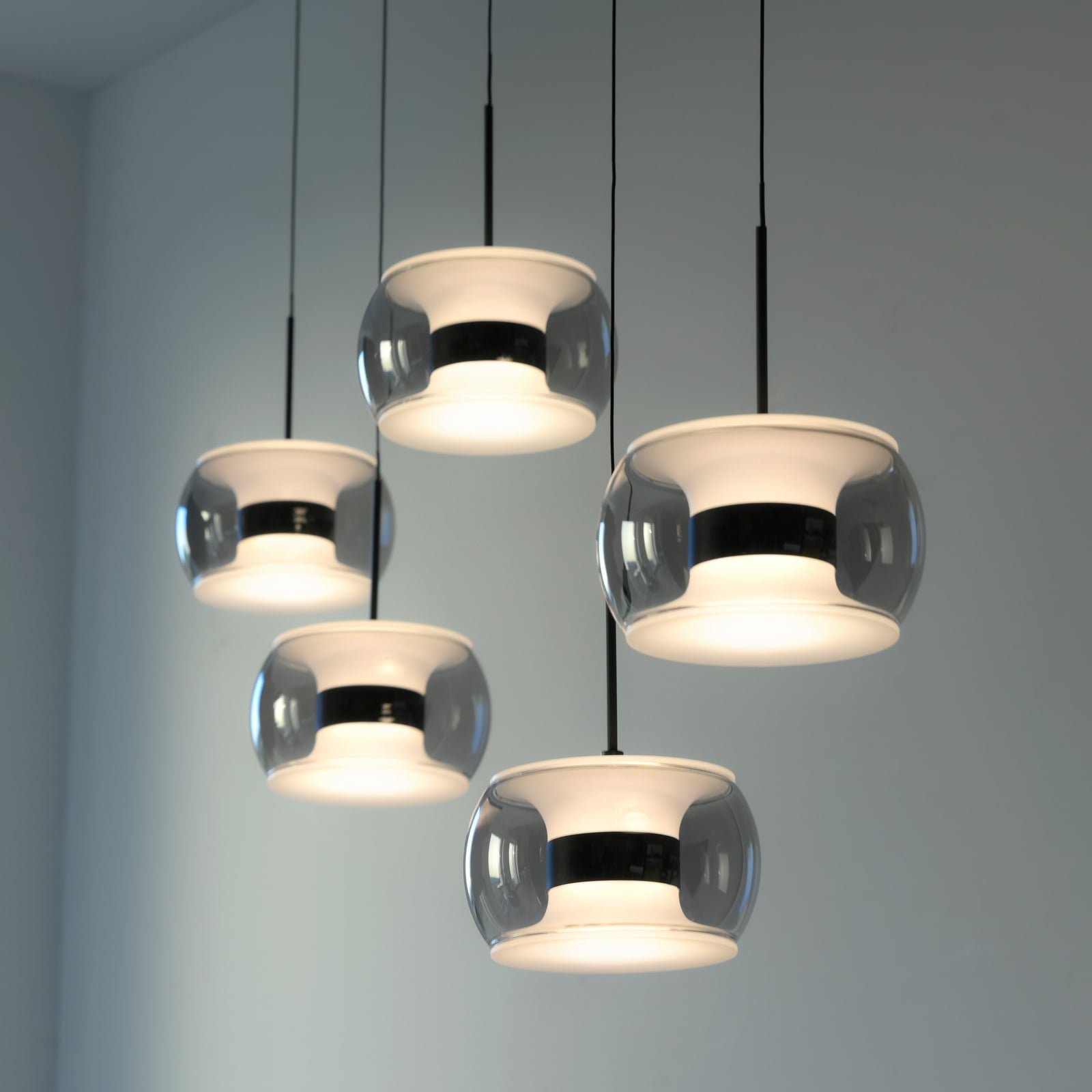 Fumea LED lógó lámpa, hossz: 119 cm, fekete/füstös üveg, CCT, 5 izzós Fumea LED lógó lámpa, hossz: 119 cm, fekete/füstös üveg, CCT, 5 izzós