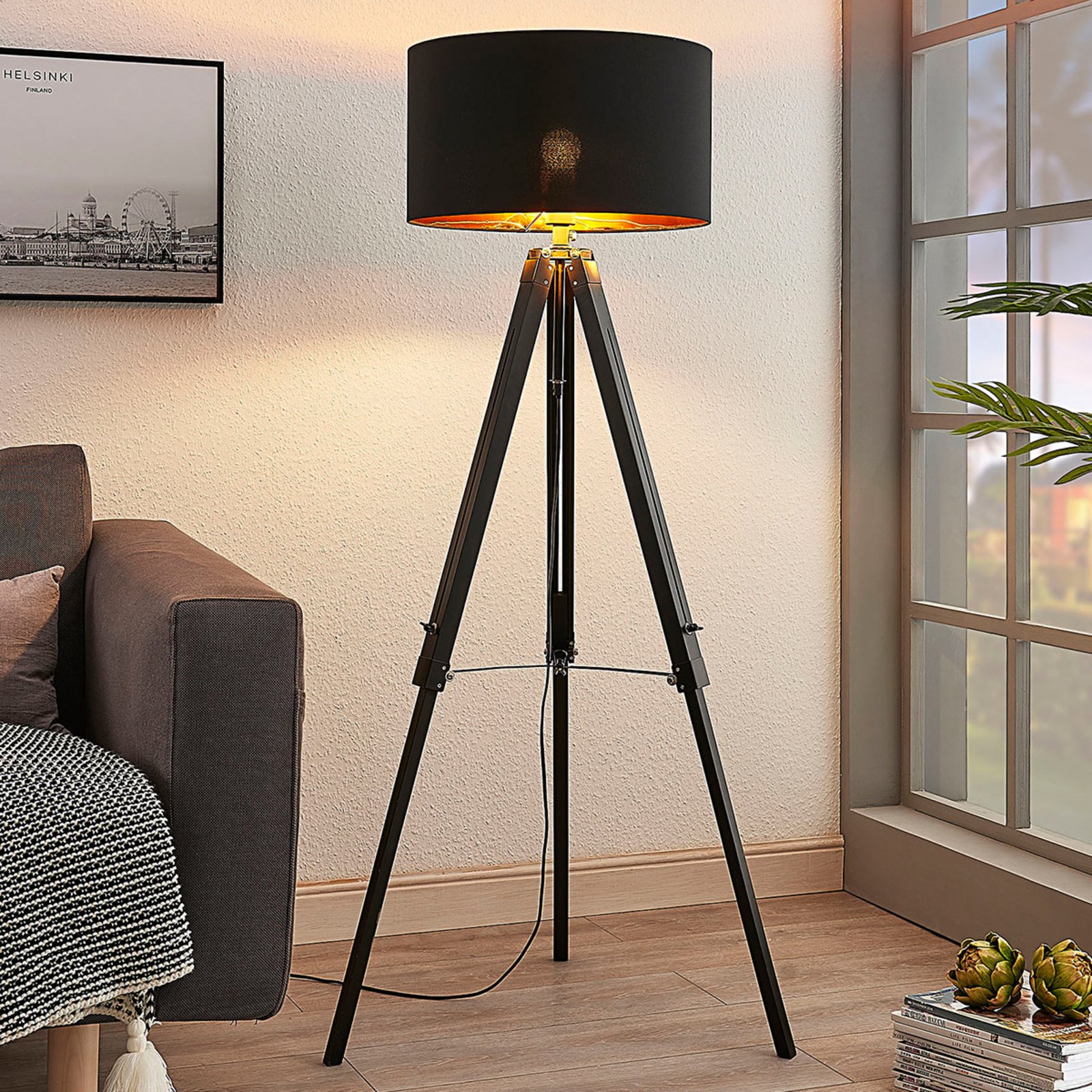 Trójnożna lampa stojąca Triac z drewnem, czarna