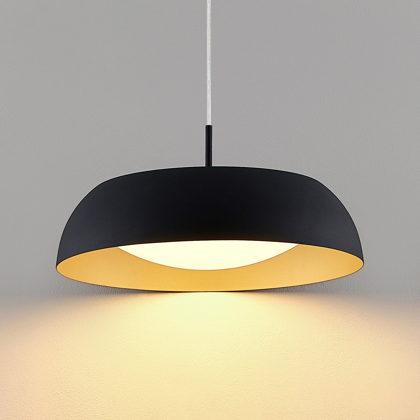 Arcchio Karuna LED-hengelampe, svart og gull