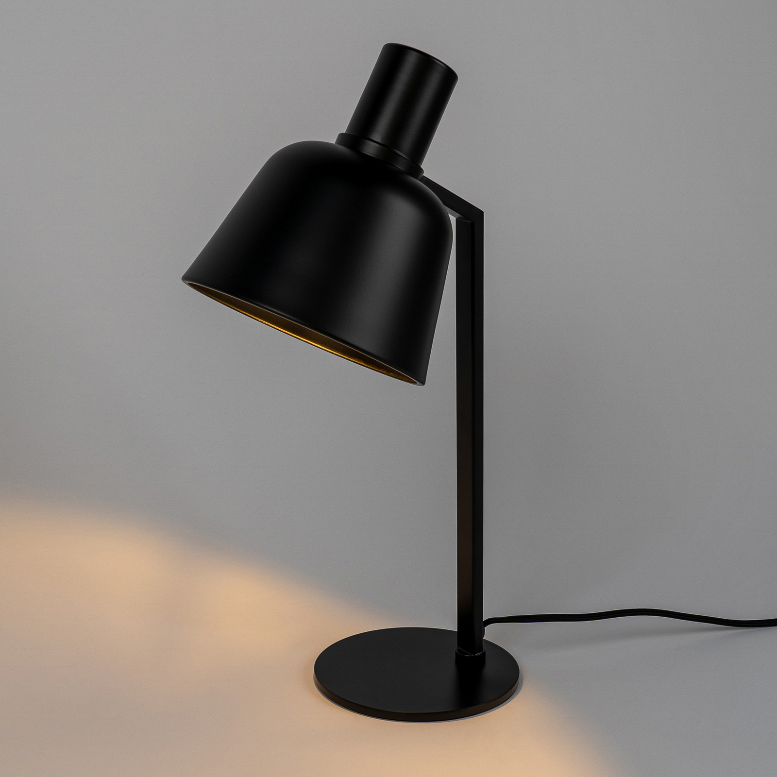 Lucande Servan asztali lámpa fekete vasból