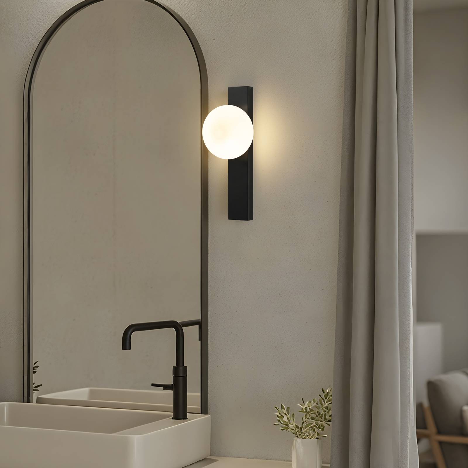 Lindby Bad-Wandleuchte Tavrik, schwarz/weiß, Höhe 30cm, Glas günstig online kaufen