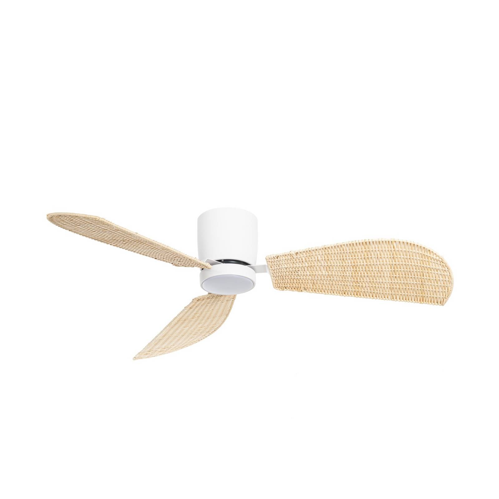 Lucande LED-Deckenventilator Faipari, weiß/Rattan, DC, 132cm