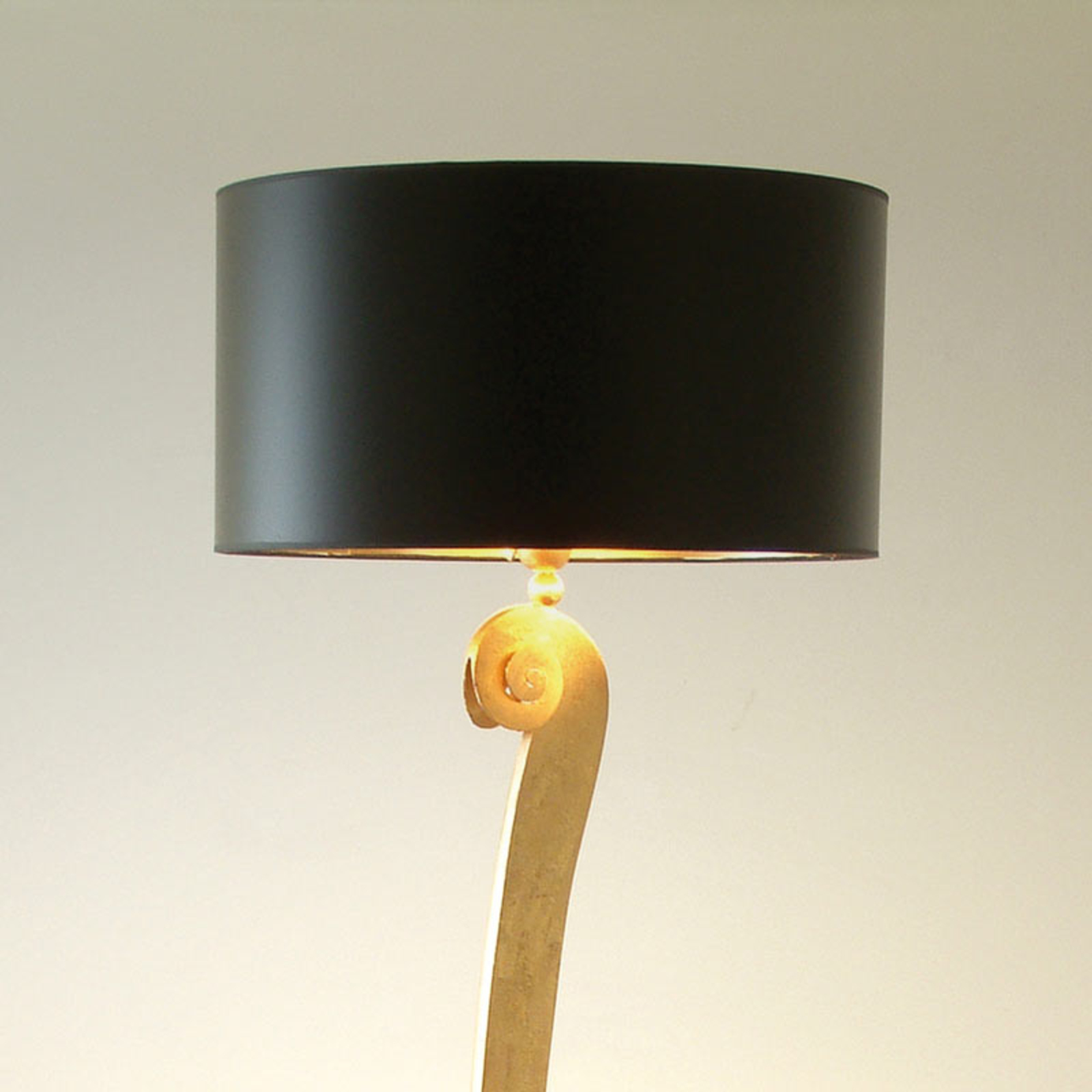 Elegante vloerlamp LORGOLIOSO in goud-zwart