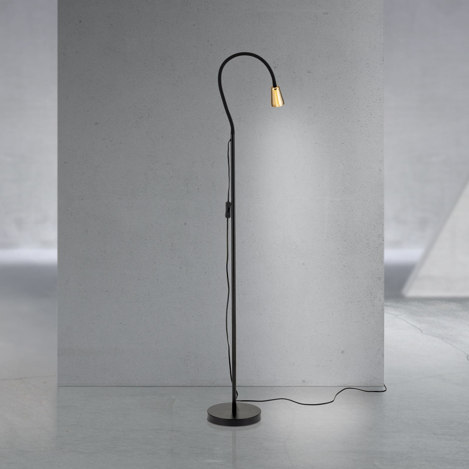 Candeeiro de pé Dotty, cor latão, altura 145 cm, braço flexível, GU10