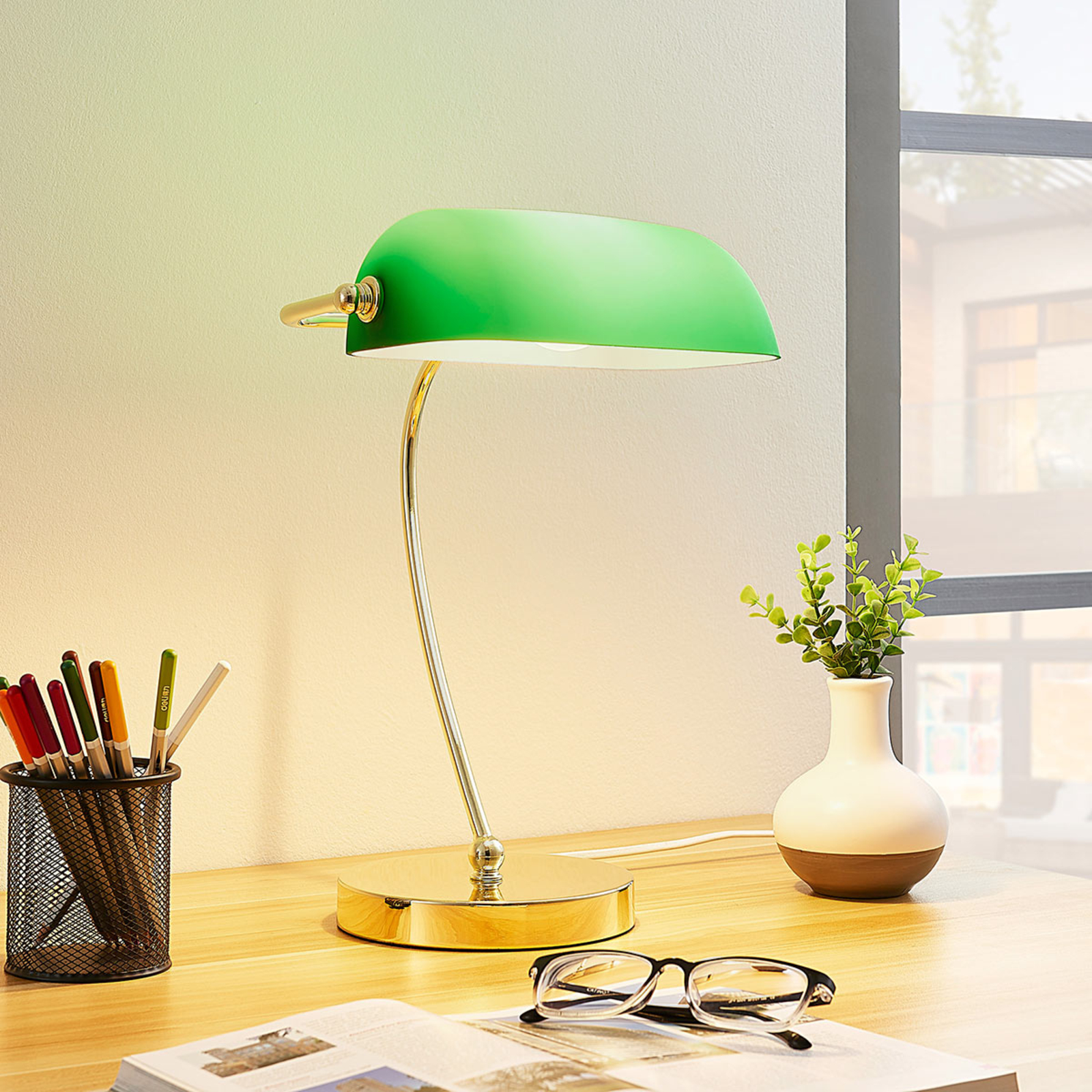 Messingfarvet bordlampe Selea, grøn glasskærm