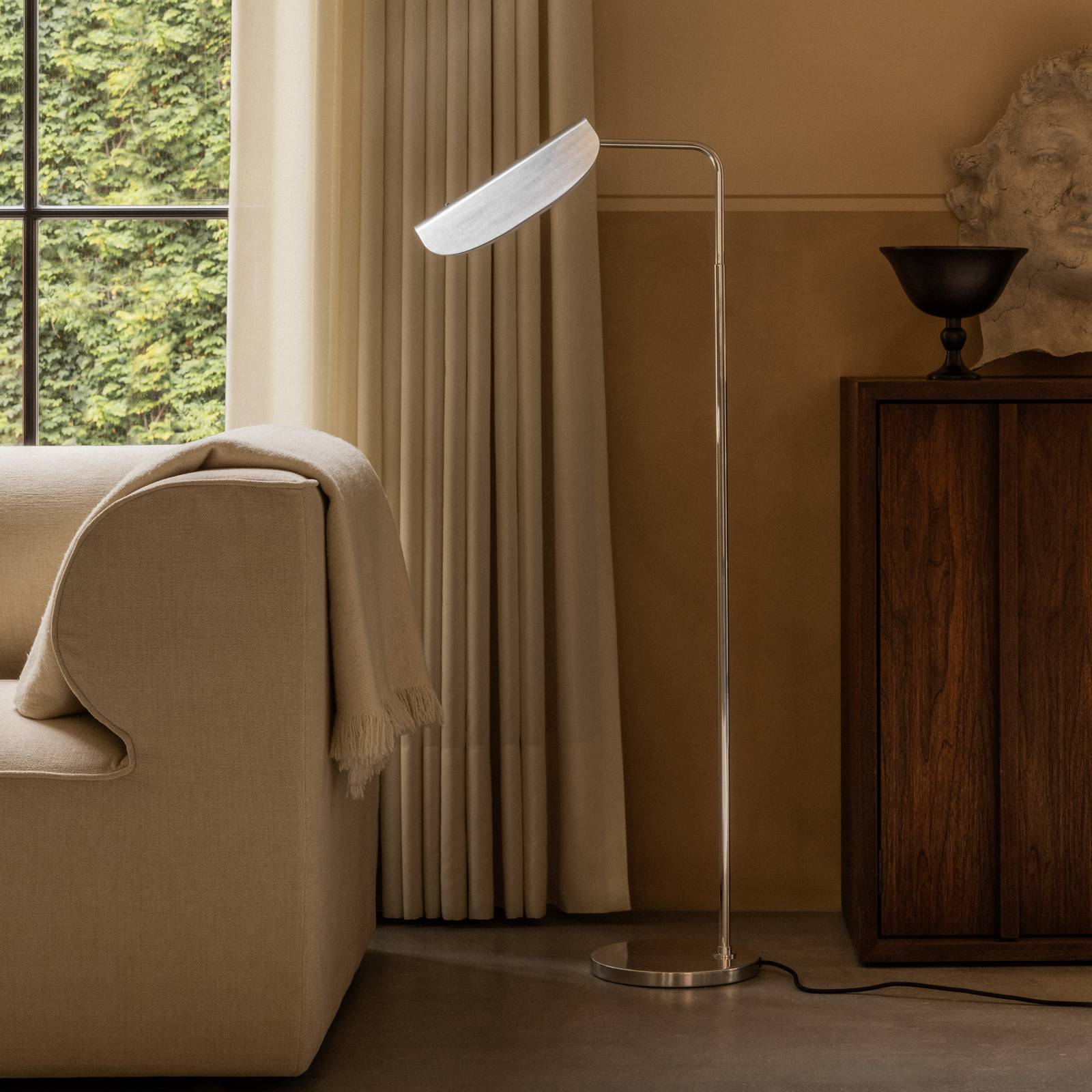 Stojacia lampa Audo Wing, hliník, výška 113 cm, výškovo nastaviteľná