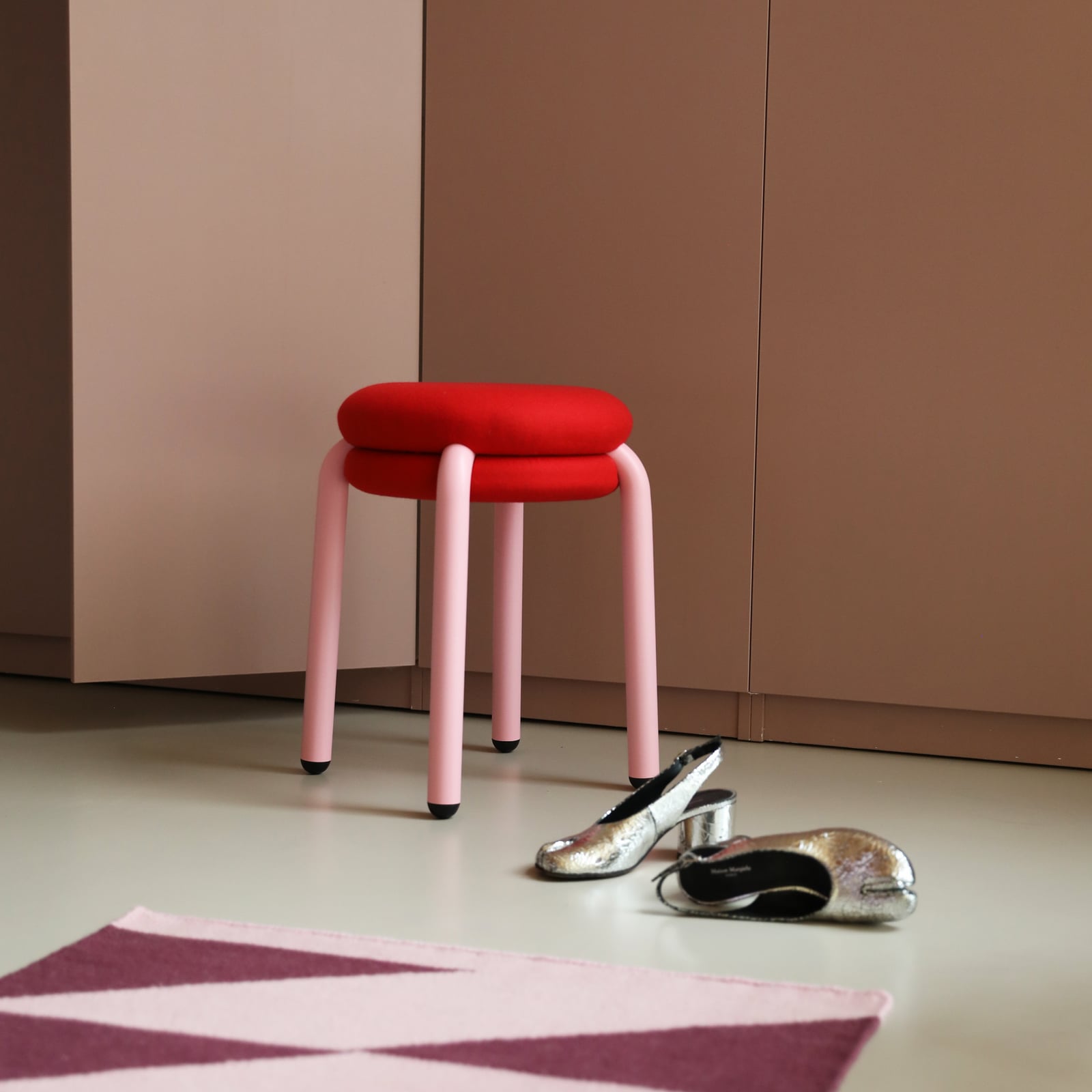 Chaise Macaron, rouge, métal, hauteur 47 cm - &Klevering