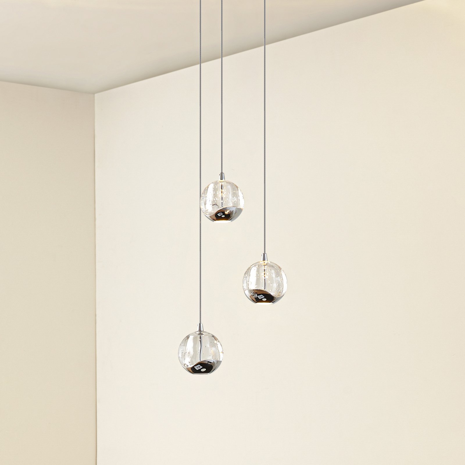 Lucande LED piekaramā lampa Hayley, Ø 25 cm, 3 gaismas, hroms, stikls Lucande LED piekaramā lampa Hayley, Ø 25 cm, 3 gaismas, hroms, stikls
