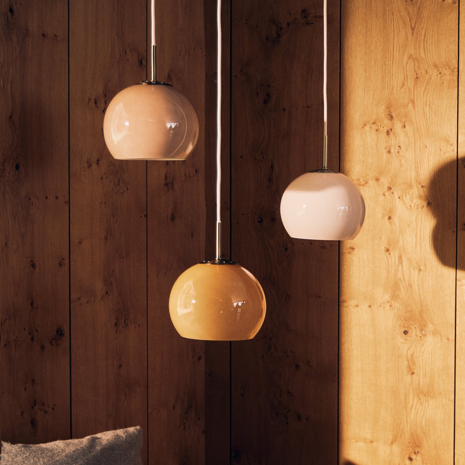 Ball Glass Pendelleuchte Ø18 Sand Grau - Frandsen Ball Glass Pendelleuchte Ø18 Sand Grau - Frandsen
