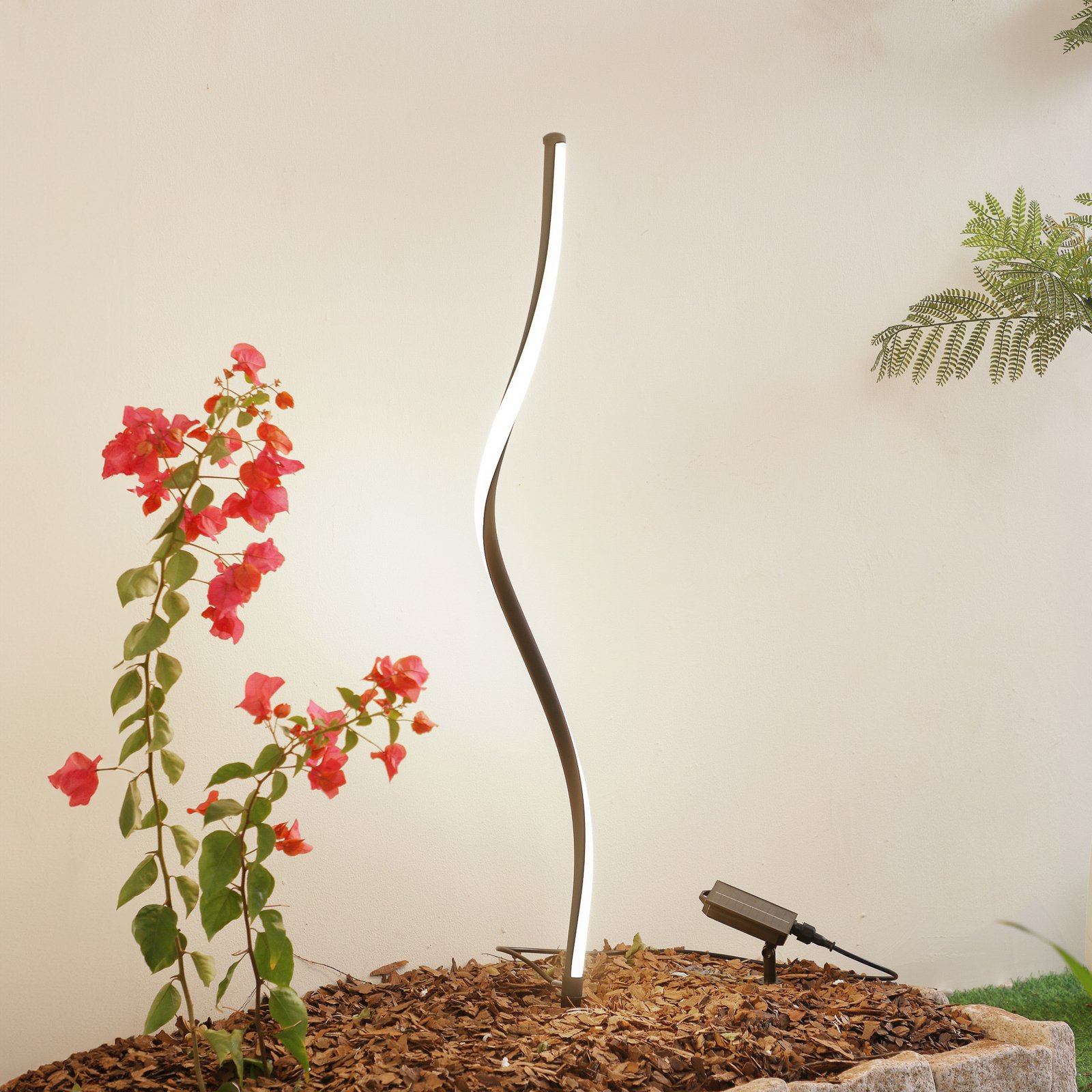 Sabriel Curved Lampa se solárním článkem Černá - Lindby