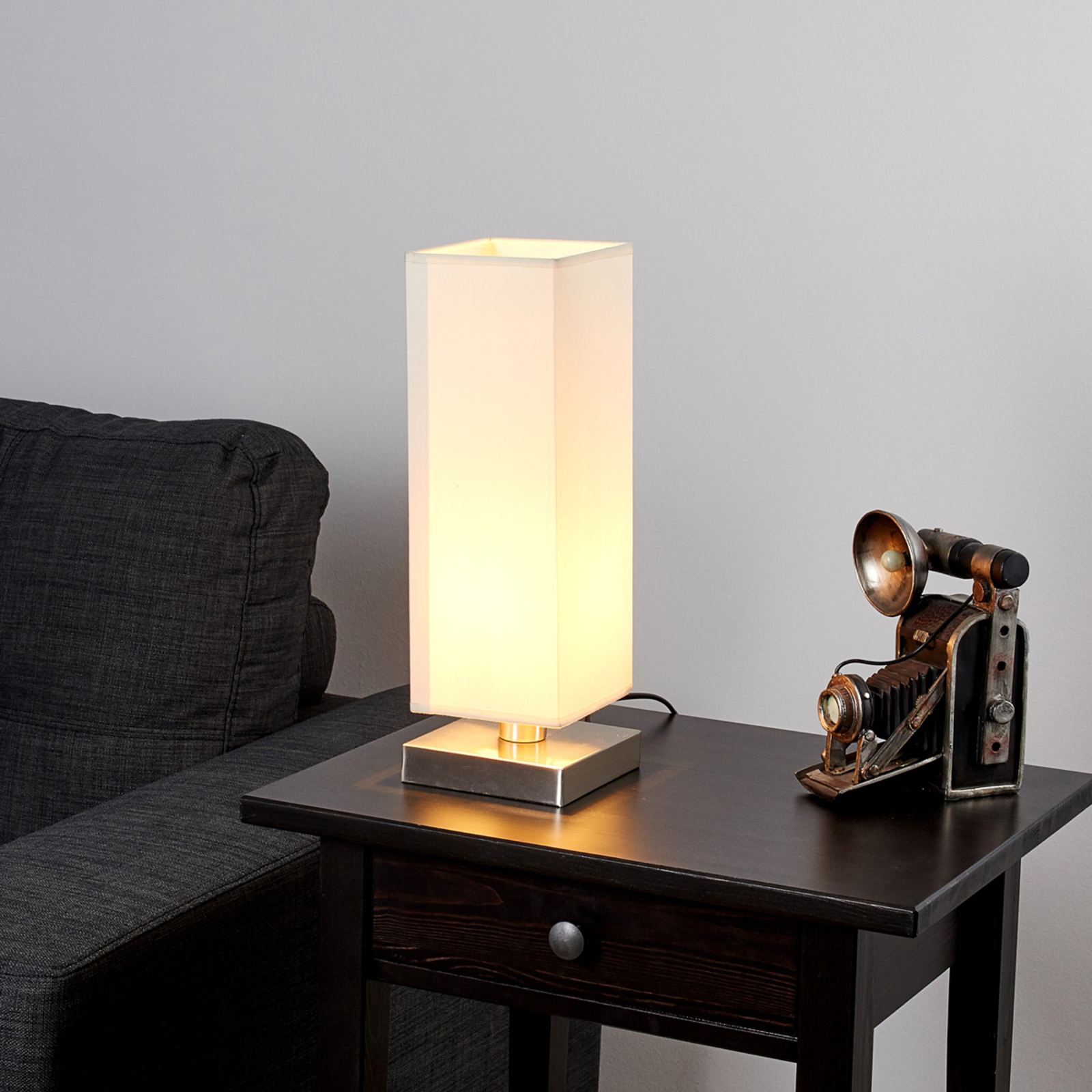 Vit bordslampa Martje med E14 LED lampa Vit bordslampa Martje med E14 LED lampa