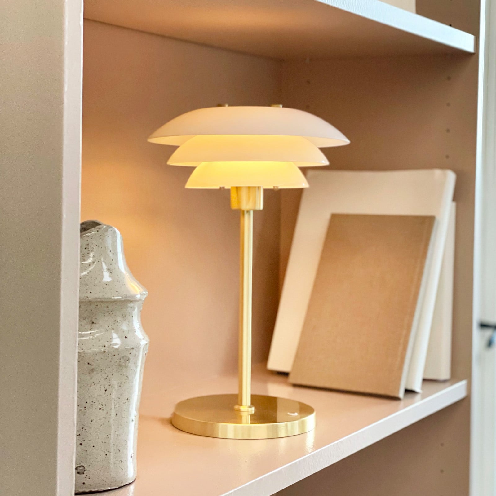 DL20 B&auml;rbar bordslampa Opal/M&auml;ssing Dyberg Larsen - Sovrum - Design - Metall - Med lampsk&auml;rm