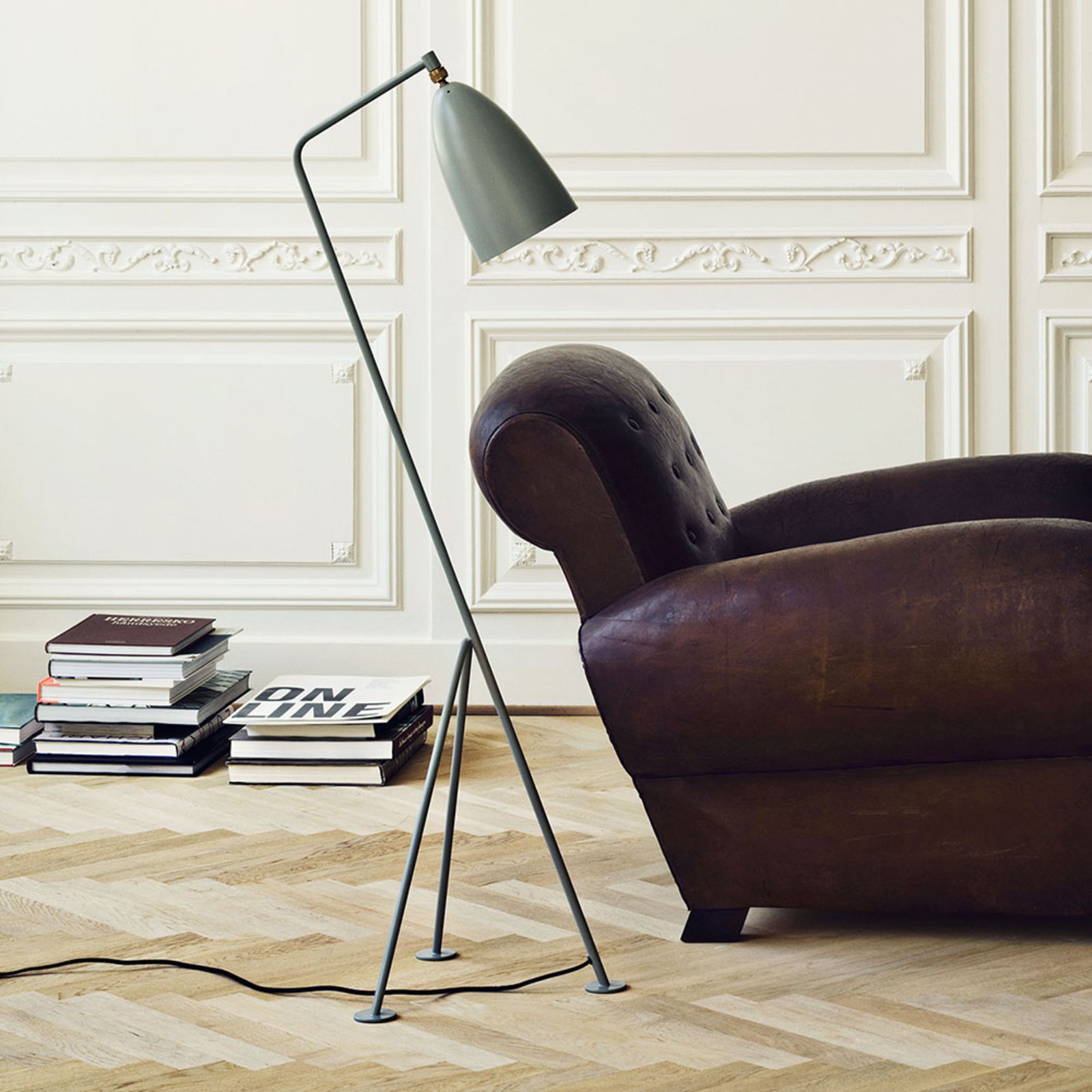 GUBI Gräshoppa tripod floor lamp, grey