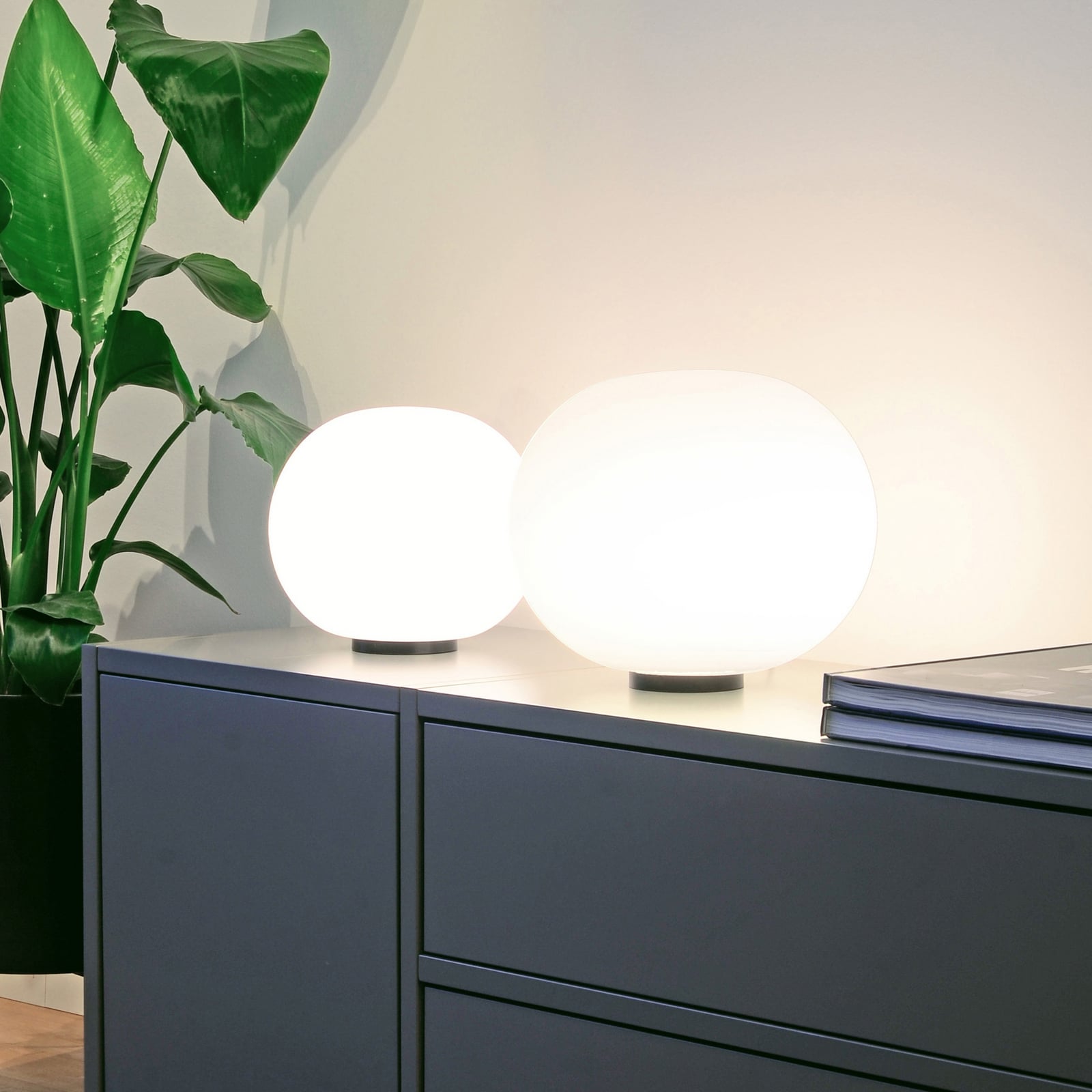 Lampa stołowa Casablanca Acai, biało-czarna, szkło, średnica 21 cm, E27