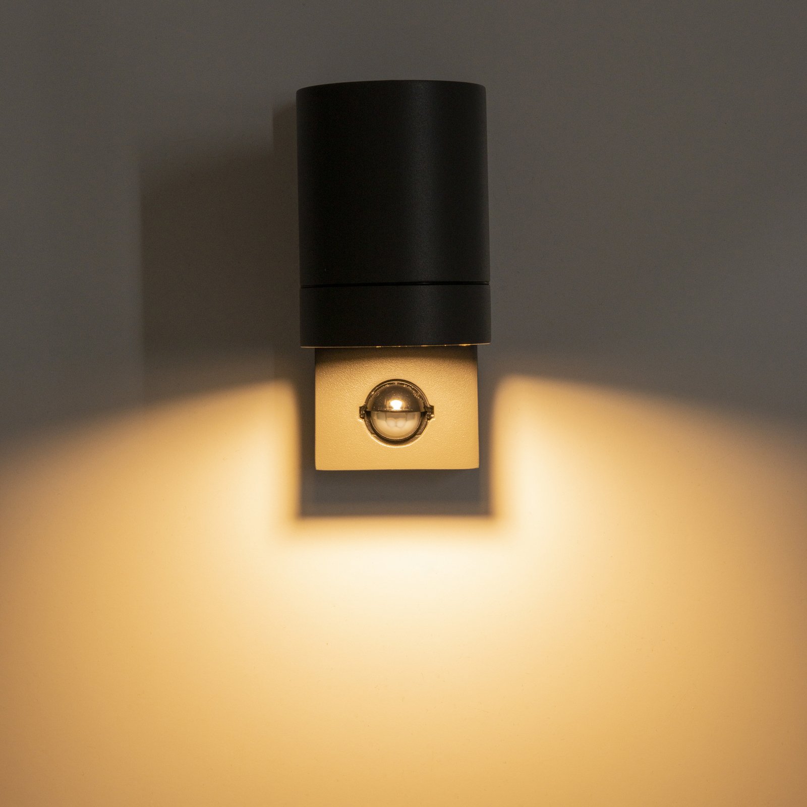 Rombe outdoor wall light with a sensor, one-bulb