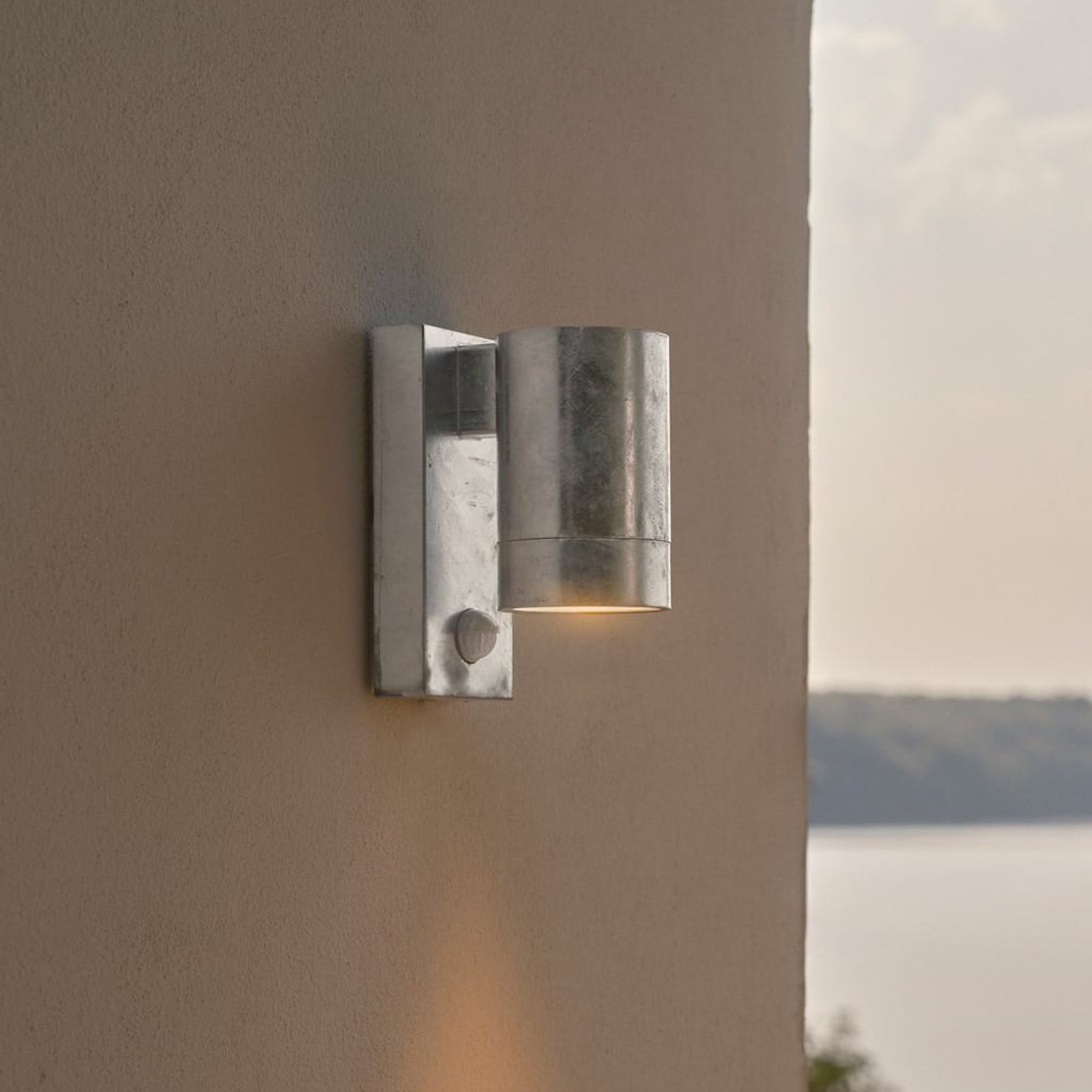 Tin Maxi Utomhus V&auml;gglampa w/Sensor Galvaniserad St&aring;l Nordlux - Modern - Med en ljusk&auml;lla