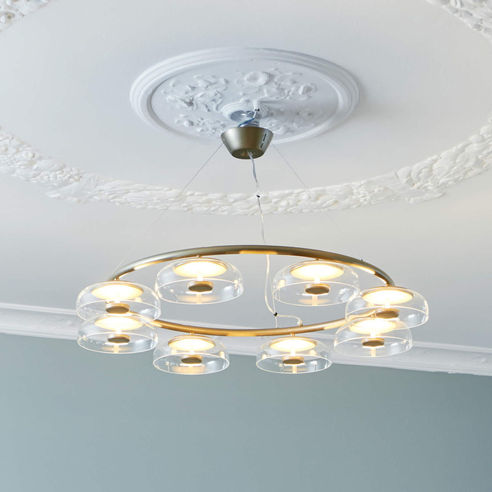 Lámpara de araña Nuura Blossi 8, dorada/transparente, Ø 103 cm, 8 luces Lámpara de araña Nuura Blossi 8, dorada/transparente, Ø 103 cm, 8 luces