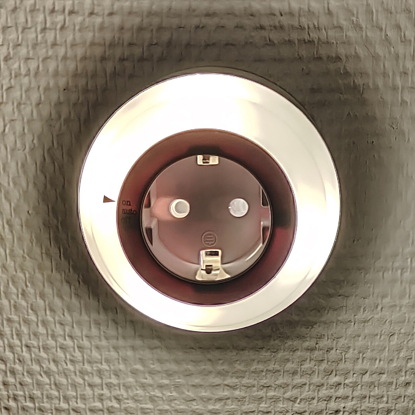 Prise intermédiaire avec veilleuse anneau LED