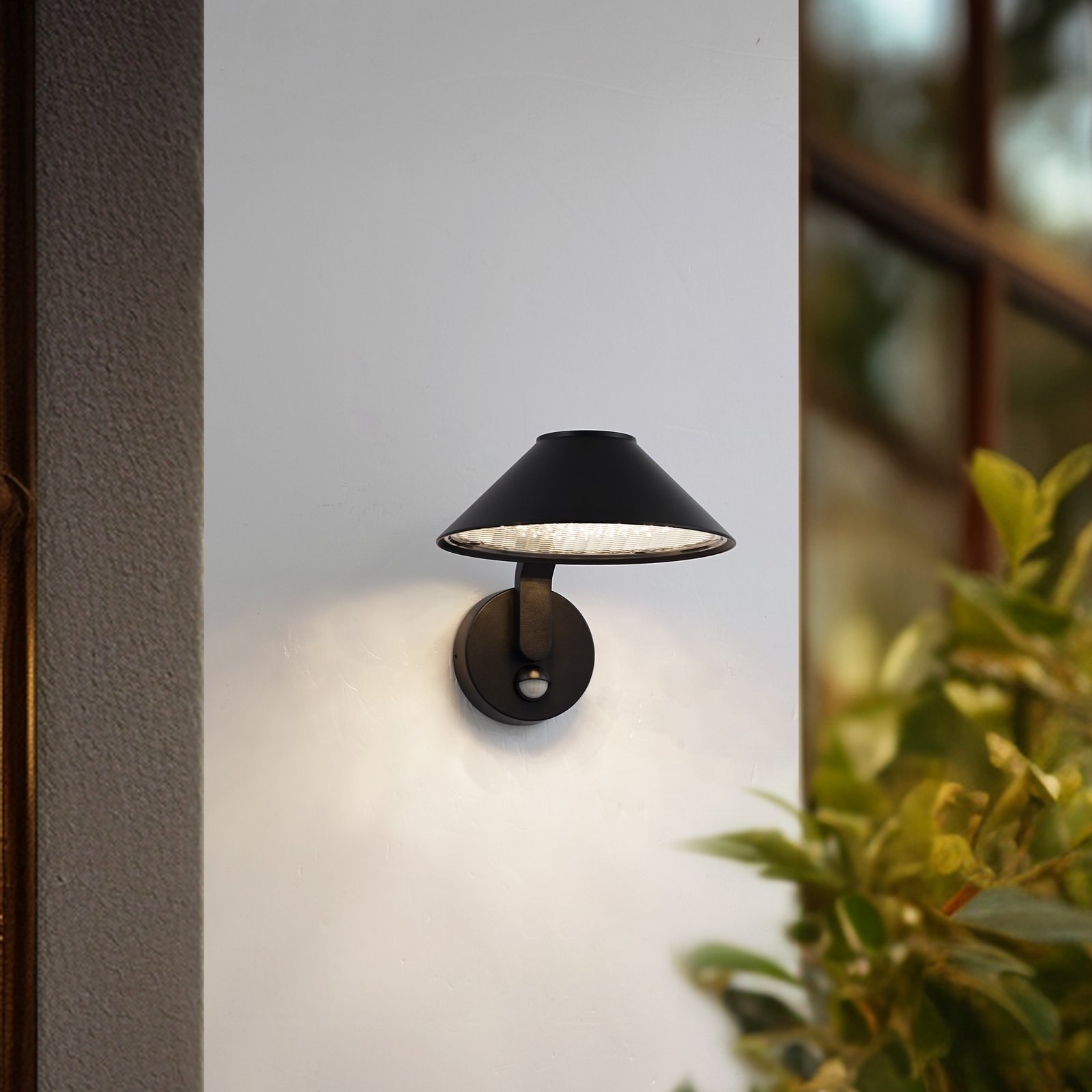 Capelo LED vonkajšie nástenné svietidlo Ø 20 cm čierne kovové senzorové - Lindby