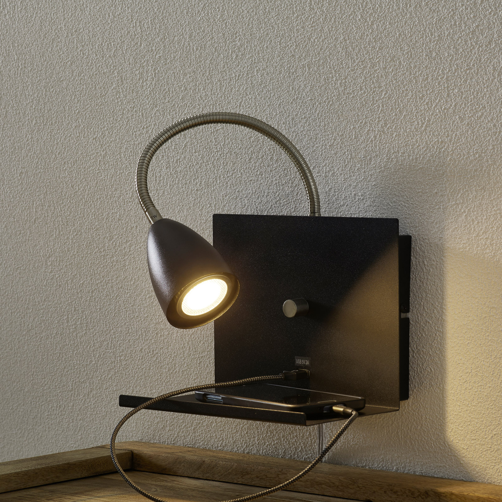 Alexander Graham Bell spion Bekijk het internet Wandlamp Logi met plank en USB-aansluiting | Lampen24.nl