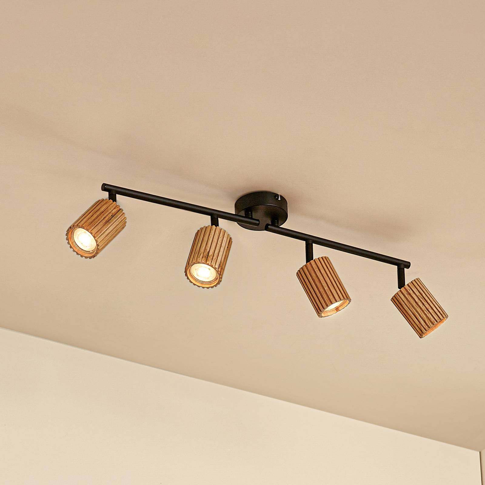 Lindby Deckenstrahler Stralino, 4-flammig, Länge 60 cm, Holz günstig online kaufen