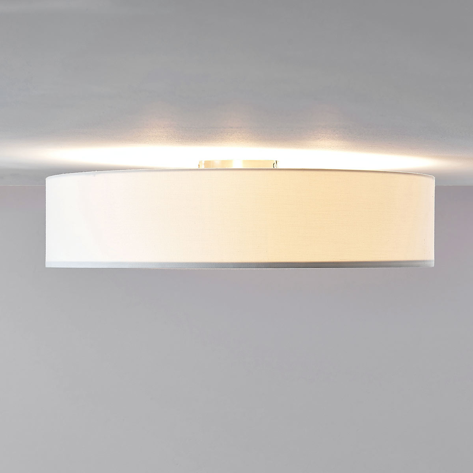 Stofftaklampe Gordana i hvitt, 57 cm
