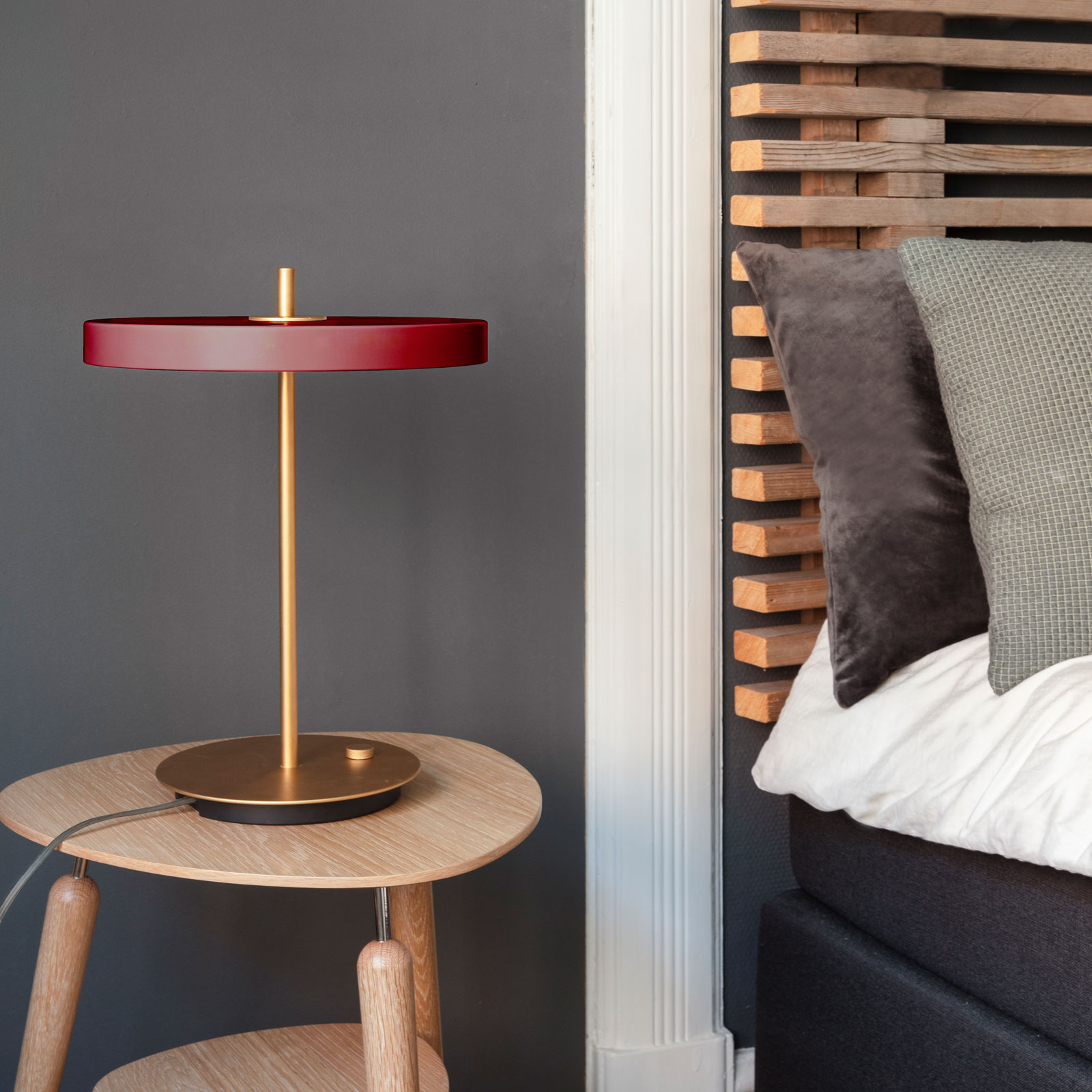 Asteria Bordslampa Ruby Red - UMAGE
