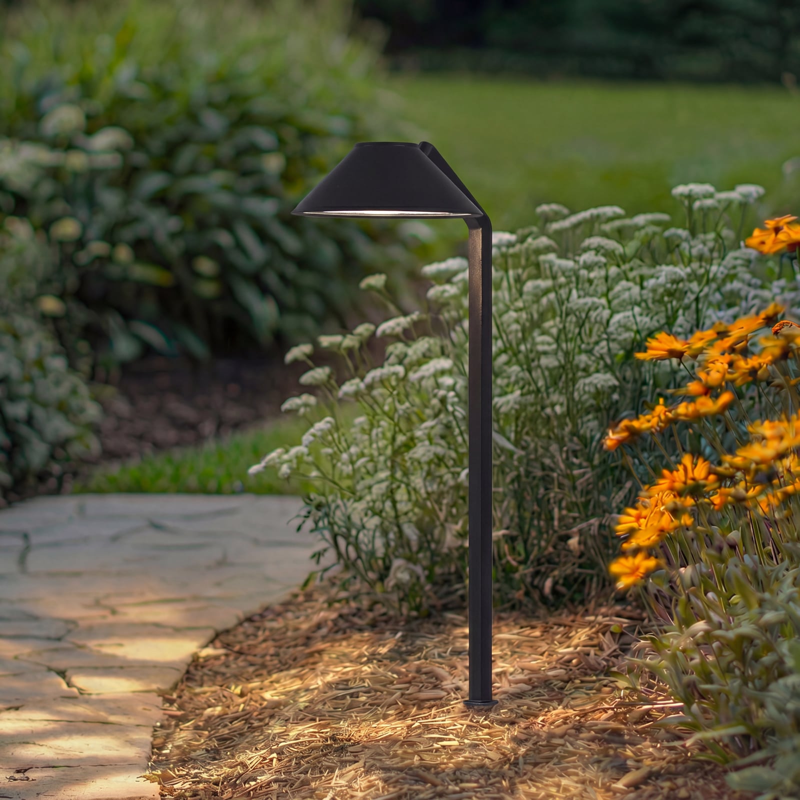 Capelo LED-lampe med jordspyd, højde 77 cm, sort metal - Lindby
