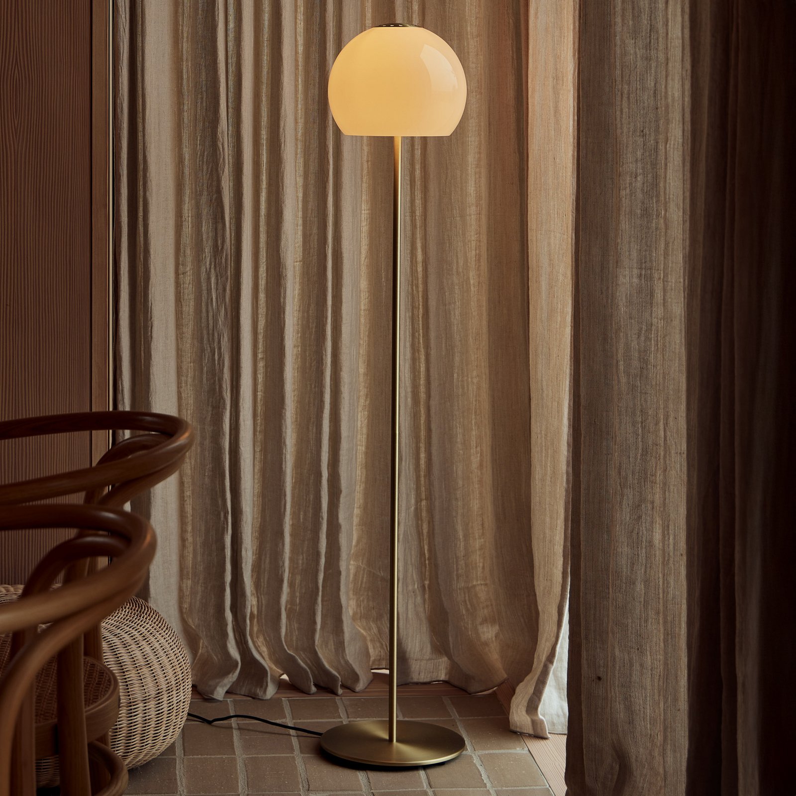 FRANDSEN Lampa stojąca Ball Glass, piaskowo-szara, szkło, 130 cm, E27