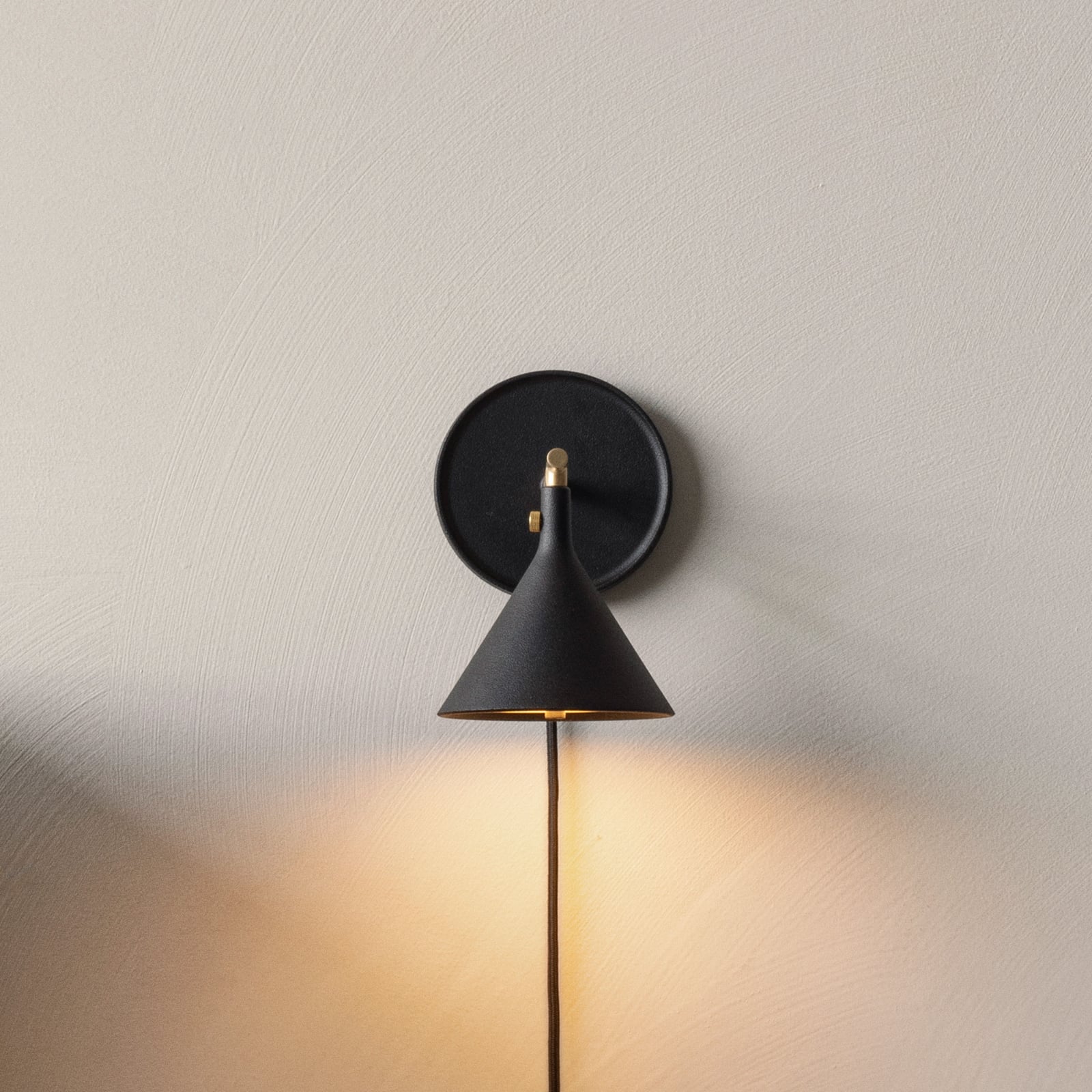 Cast Sconce LED-Wandlampe, schwarz, Stecker, dim. - Audo
