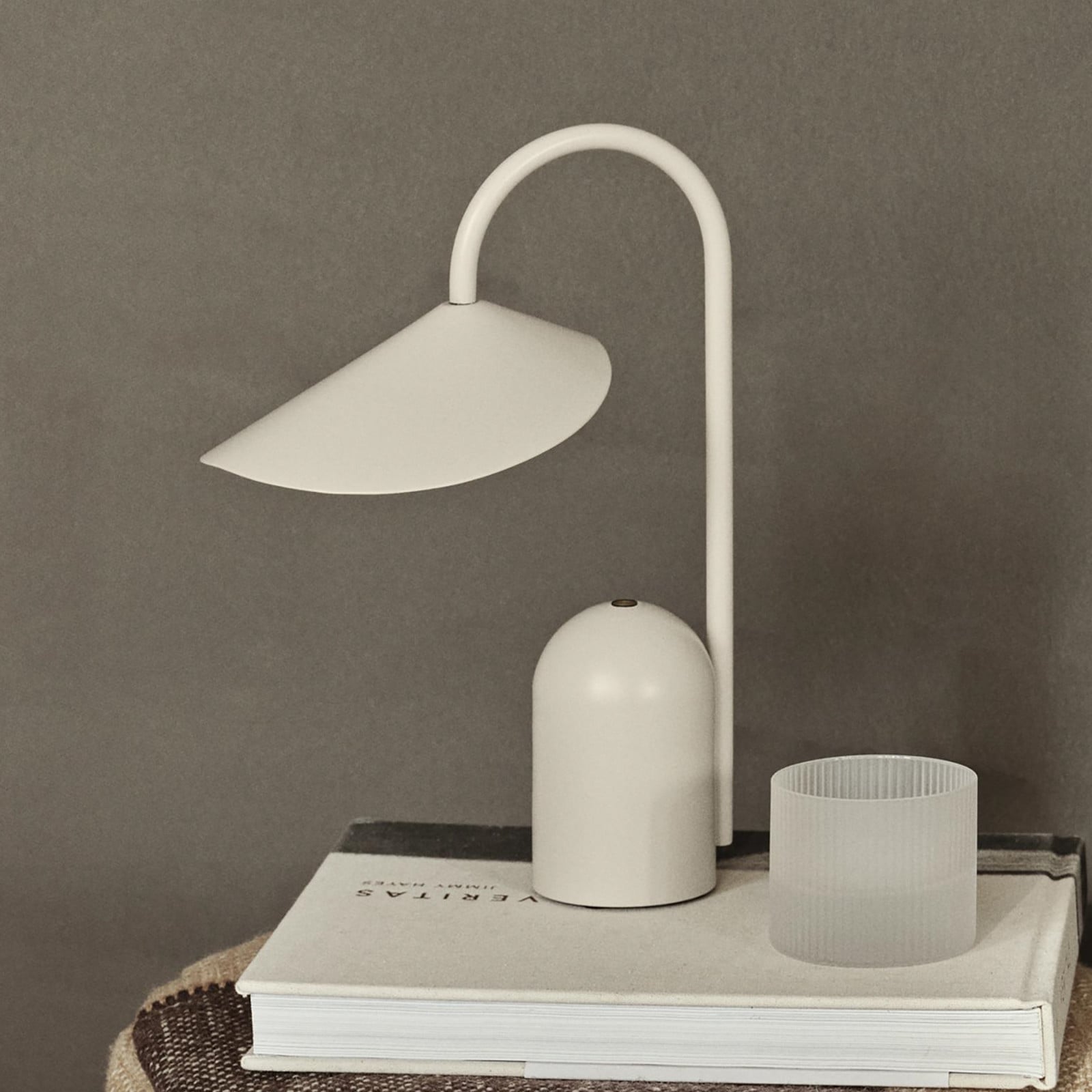 Arum Portable Bordlampe IP44 Cashmere ferm LIVING - Terrasse - Design - Metal - Med én lyskilde