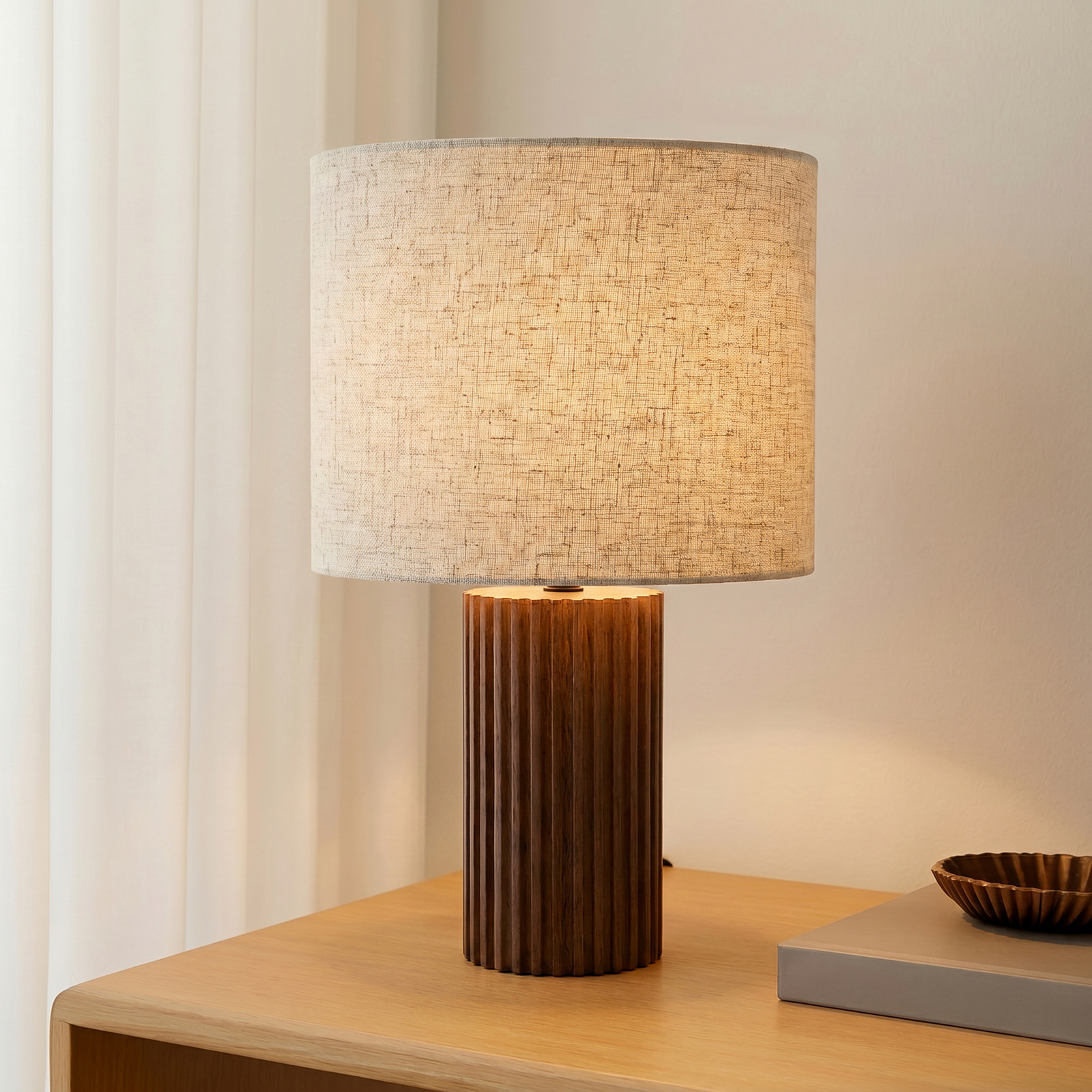 Lampe à poser Lindby Kimiko, hauteur 38 cm, bois de noyer, tissu