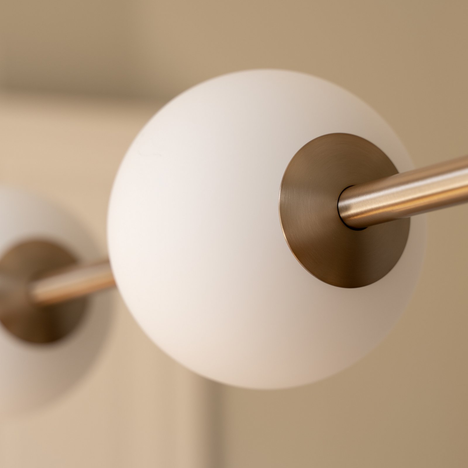 Audrey LINEAR LED-riippuvalaisin, messinki, 118 cm, 4-lamppuinen - UMAGE Audrey LINEAR LED-riippuvalaisin, messinki, 118 cm, 4-lamppuinen - UMAGE