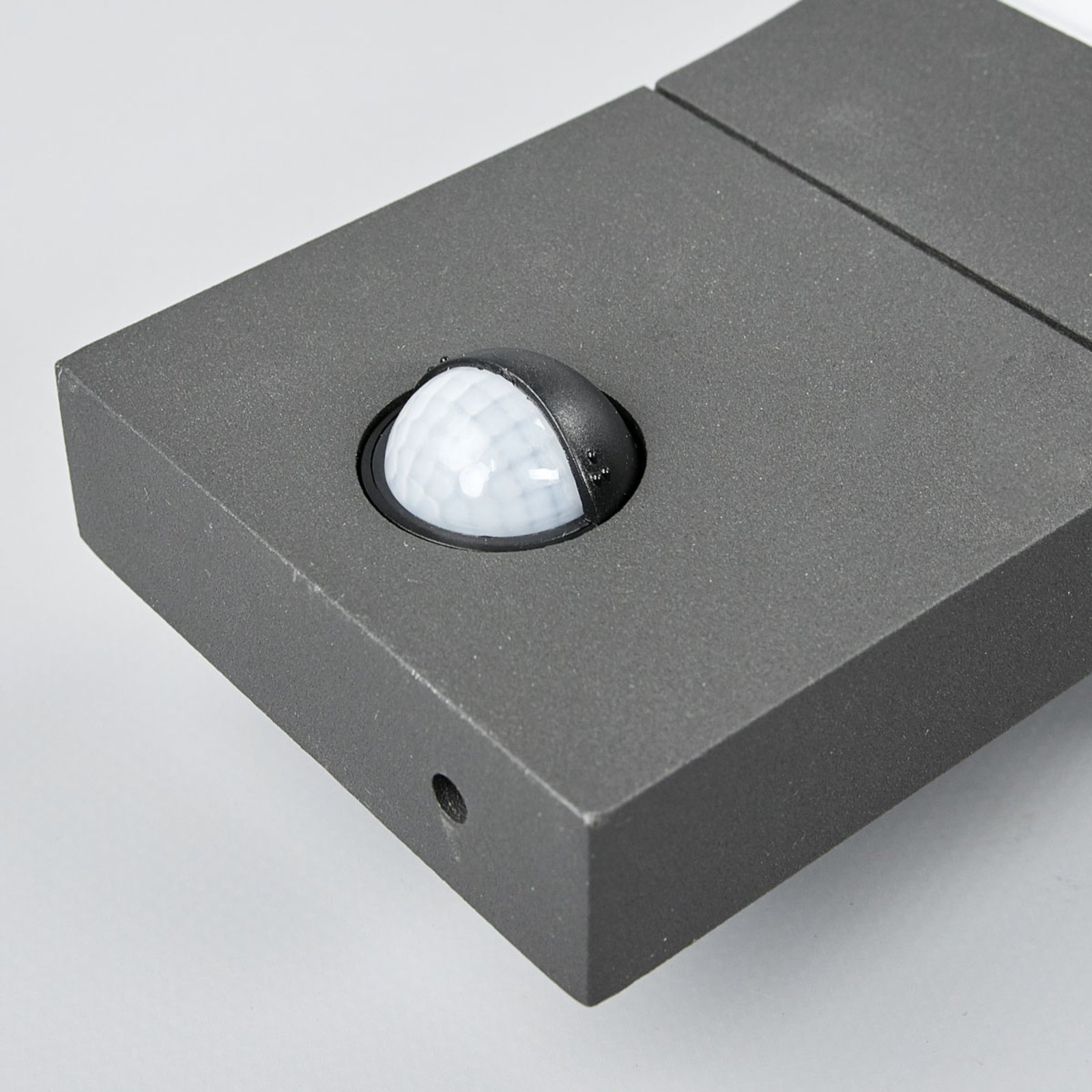 Juvia LED OutdoorWall Lamp w/Sensor Graphite - Lucande