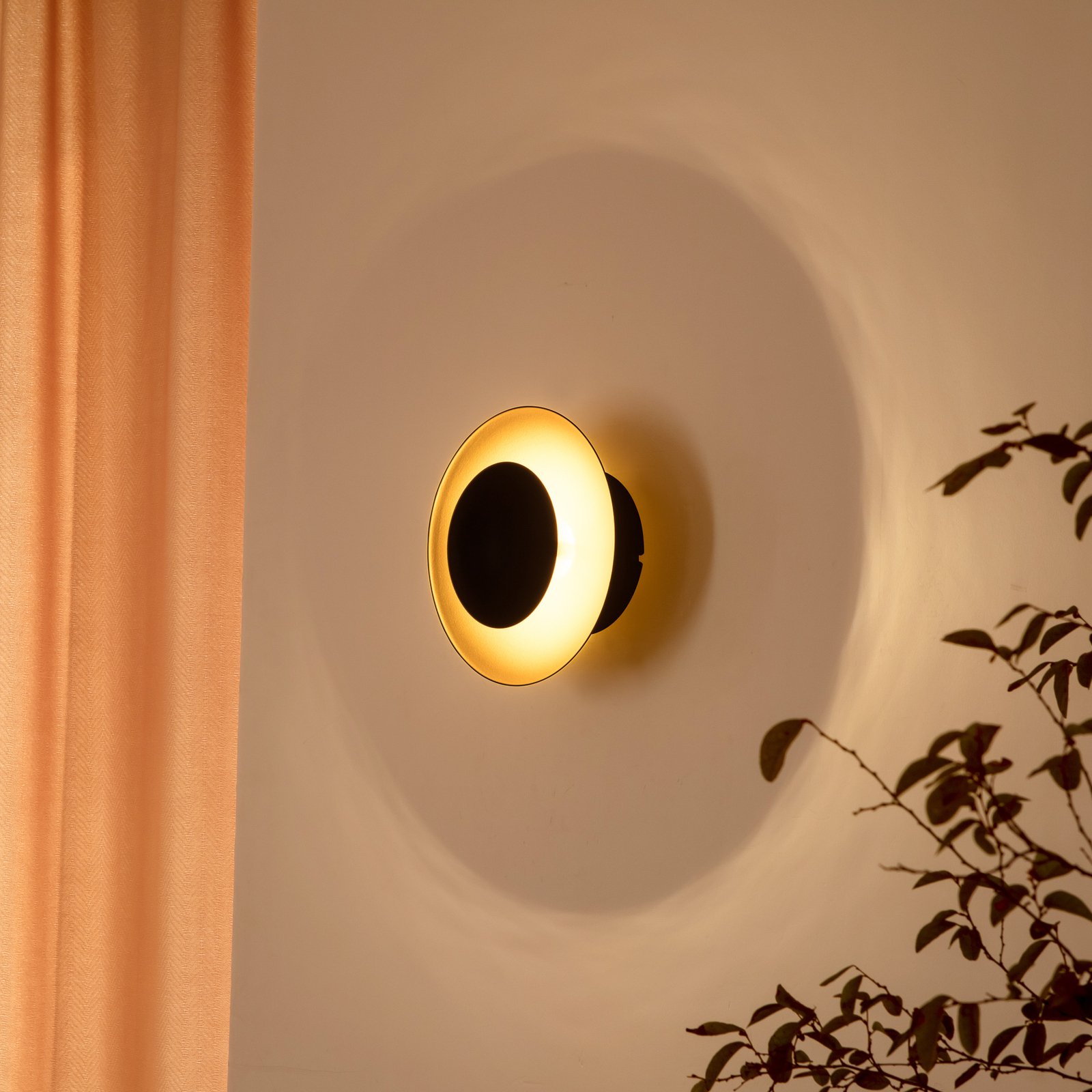 Lindby Tiama LED-vegglampe metall svart gull