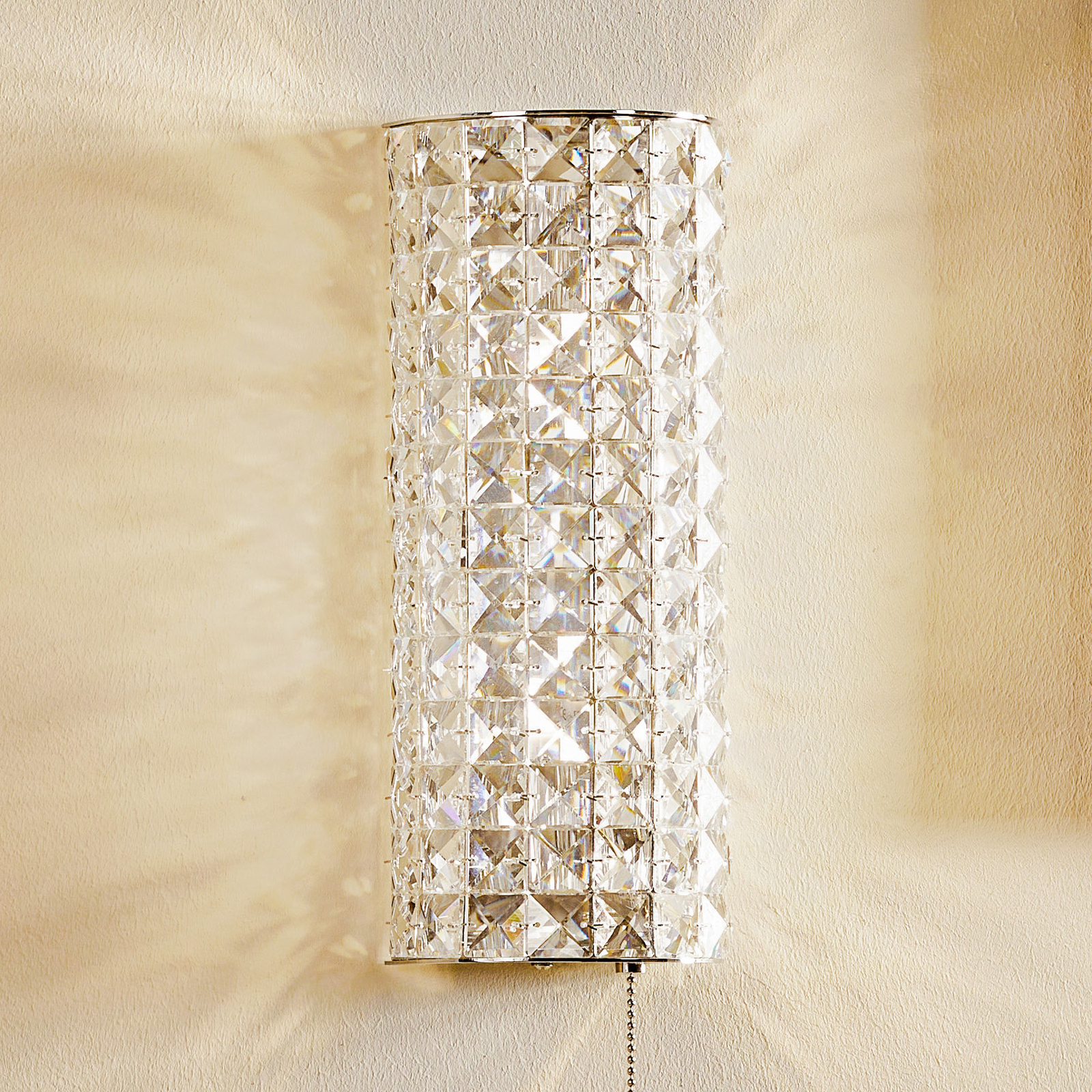 Matricos sieninis šviestuvas su blizgančiais kristalais